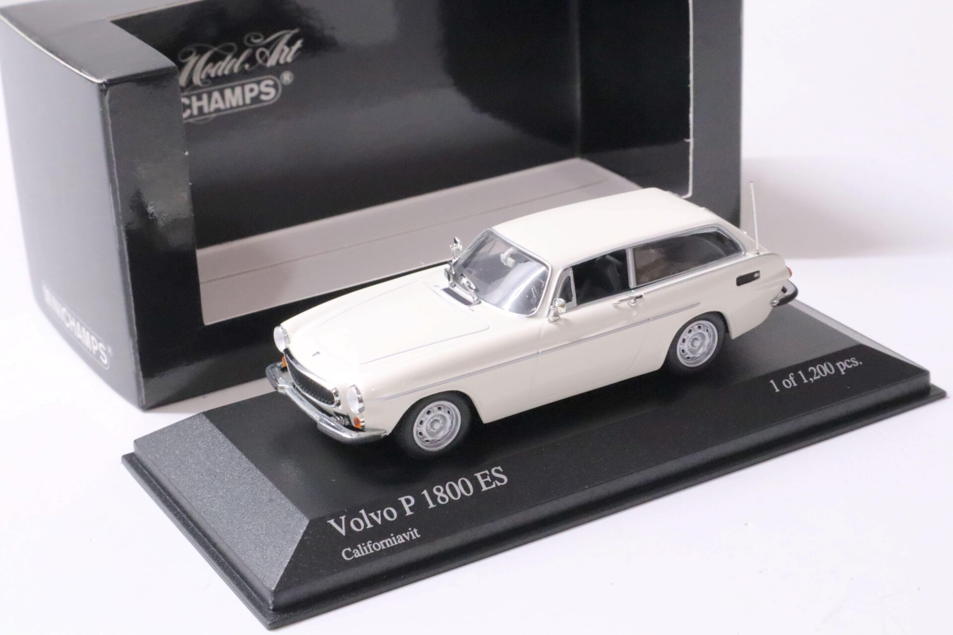 1:43 Minichamps Volvo P1800 ES Estate 1971 Californiavit white