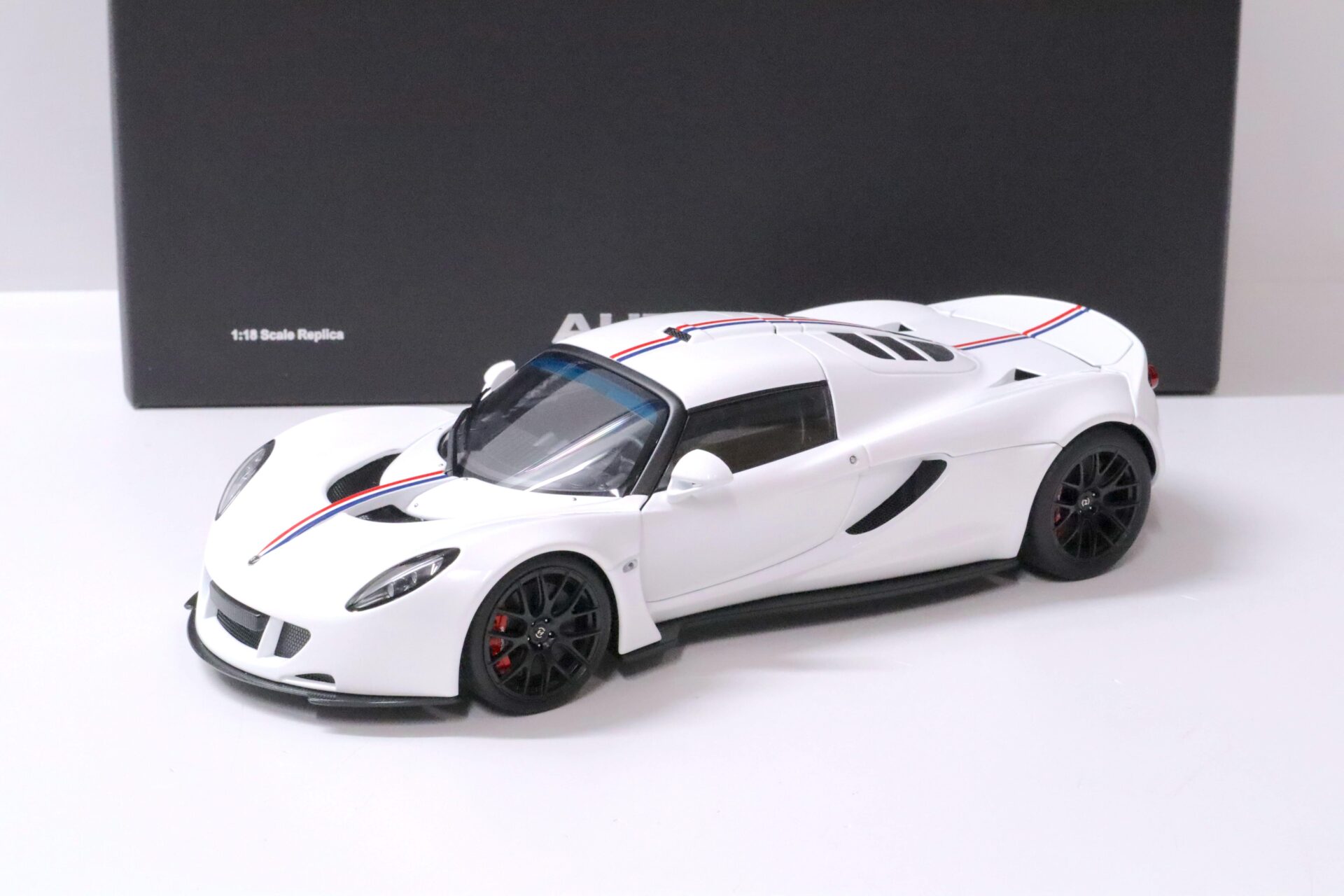 ID 61604 orig 1.jpg 1:18 AUTOart Hennessey Venom GT Spyder 2010 white World Fastest Edition Die-Cast