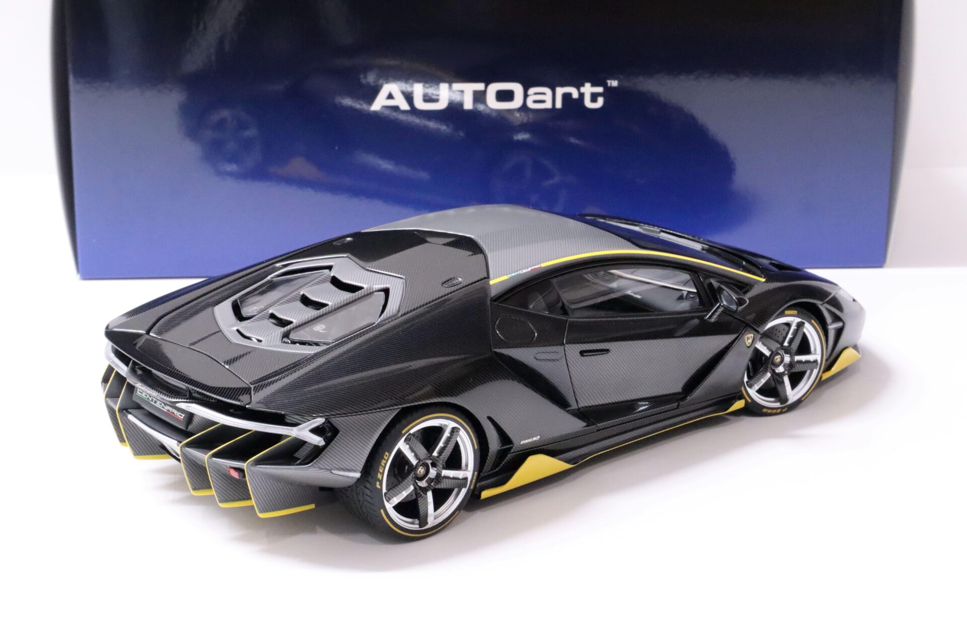 1:18 AUTOart Lamborghini Centenario 2017 Clear Carbon/ yellow 79114