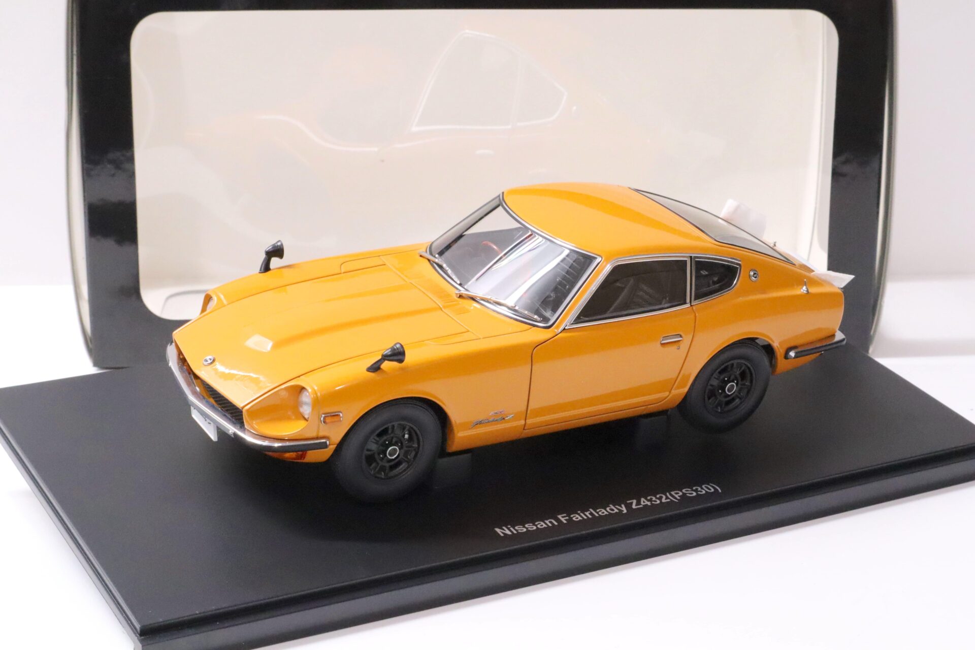 1:18 AUTOart Nissan Fairlady Z432 (PS30) Coupe RHD orange