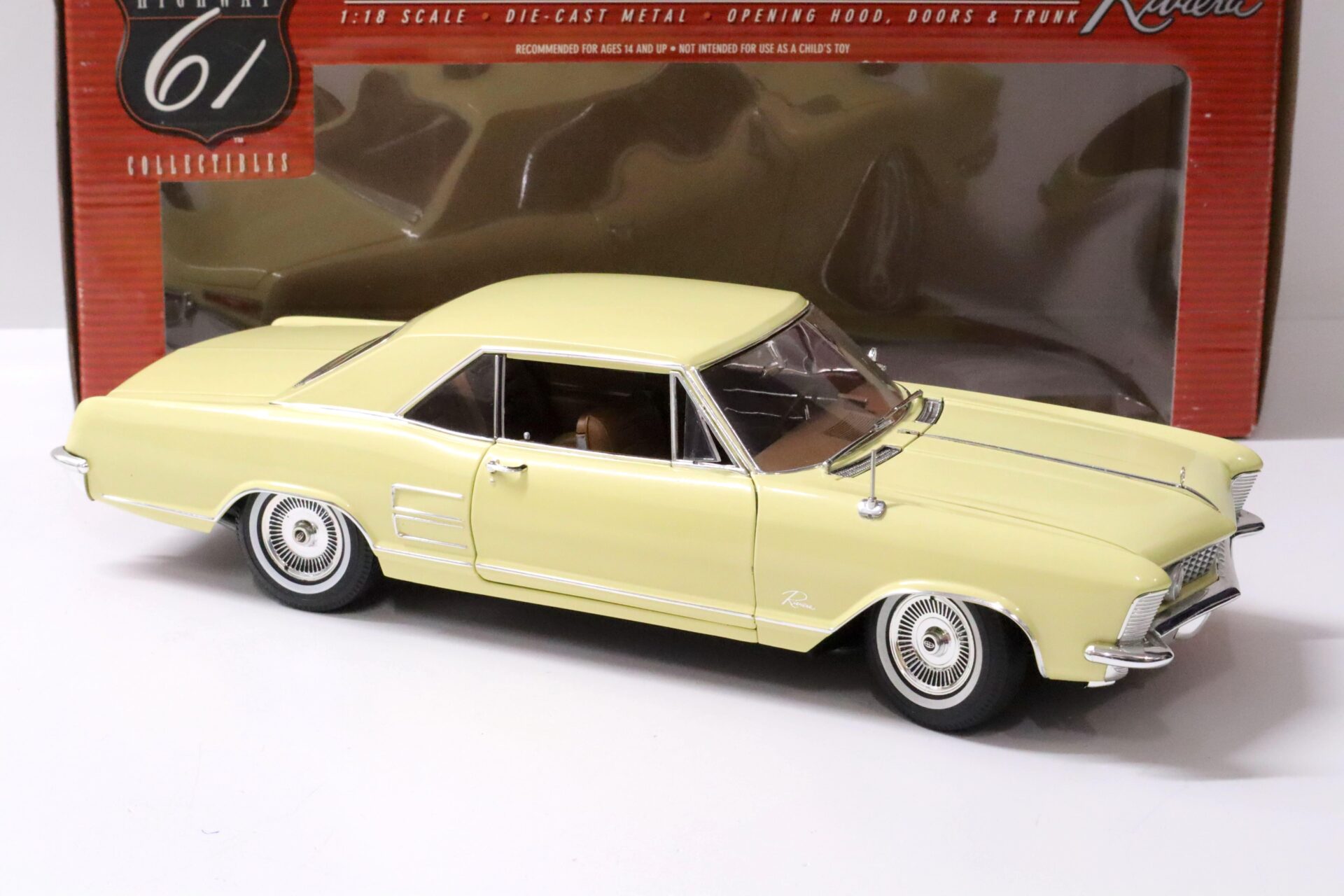 1:18 Highway61 Buick Riviera Coupe 1964 yellow 50679