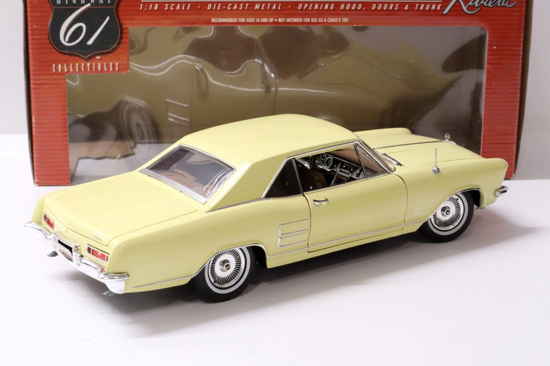 1:18 Highway61 Buick Riviera Coupe 1964 yellow 50679