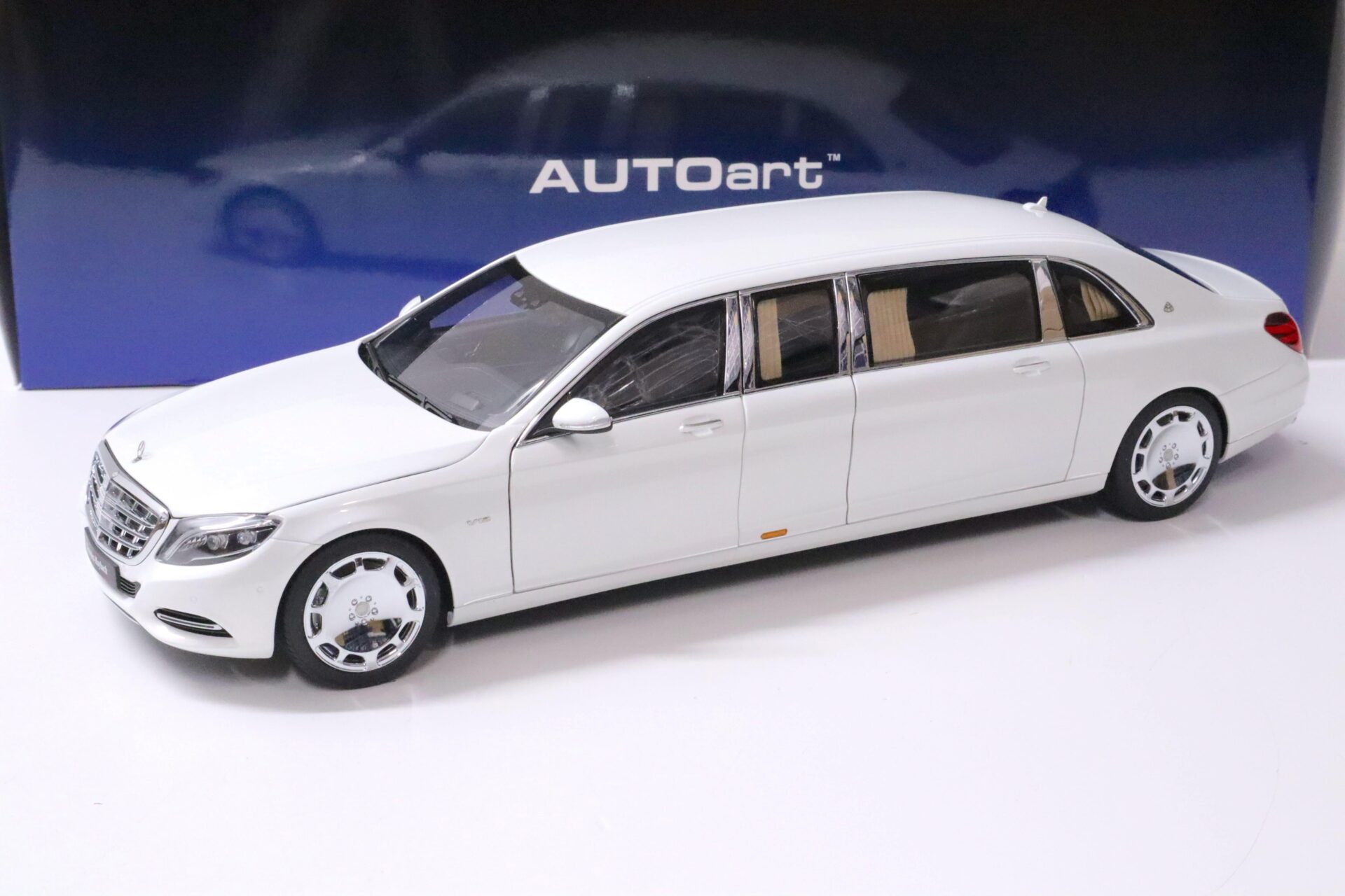 1:18 AUTOart Mercedes - Maybach S600 S-Klasse Pullman Limousine white