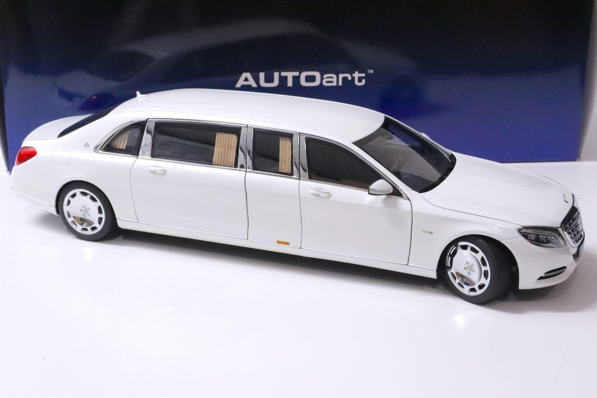 1:18 AUTOart Mercedes - Maybach S600 S-Klasse Pullman Limousine white