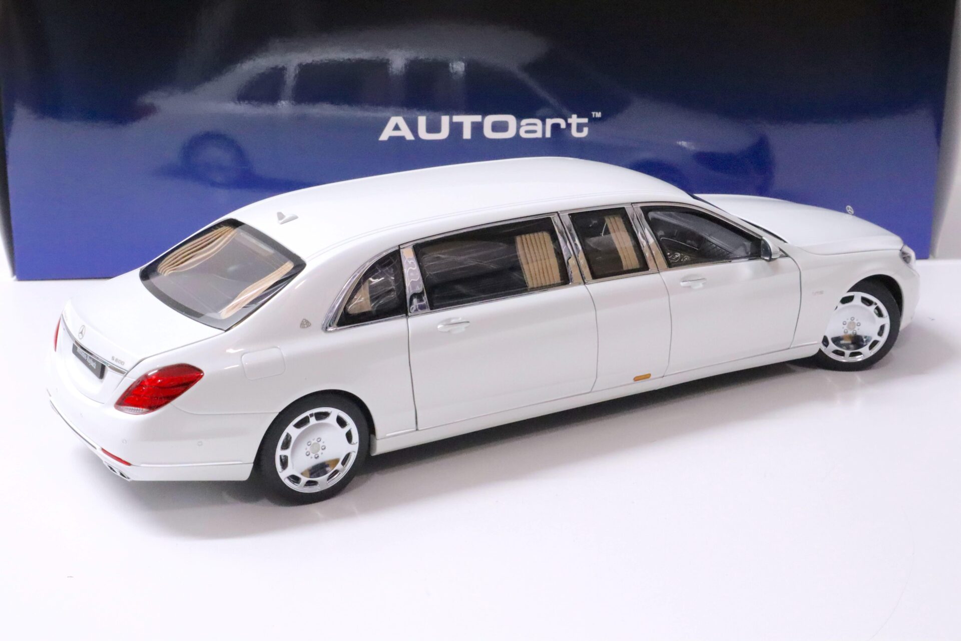 1:18 AUTOart Mercedes - Maybach S600 S-Klasse Pullman Limousine white