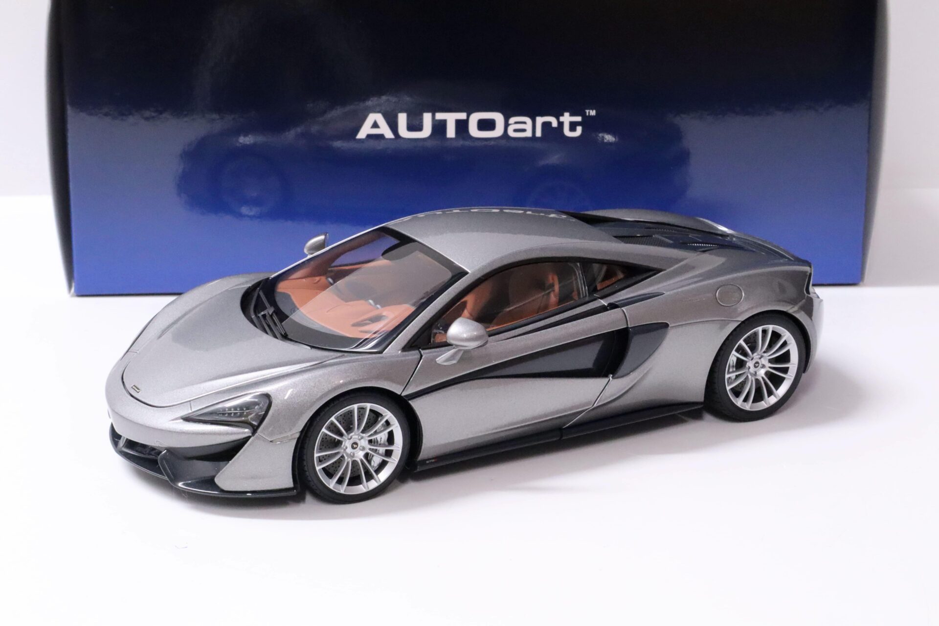 1:18 AUTOart McLaren 570S Coupe 2015 Blade silver/ silver wheels 76043