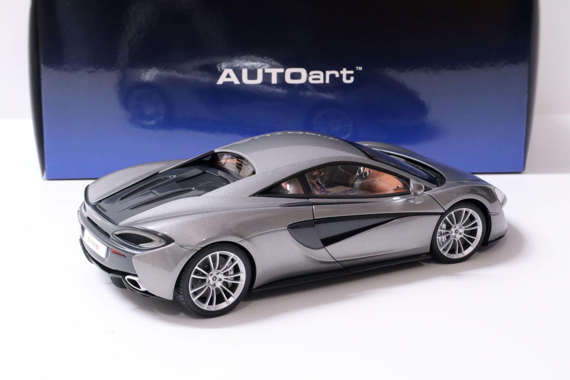 1:18 AUTOart McLaren 570S Coupe 2015 Blade silver/ silver wheels 76043