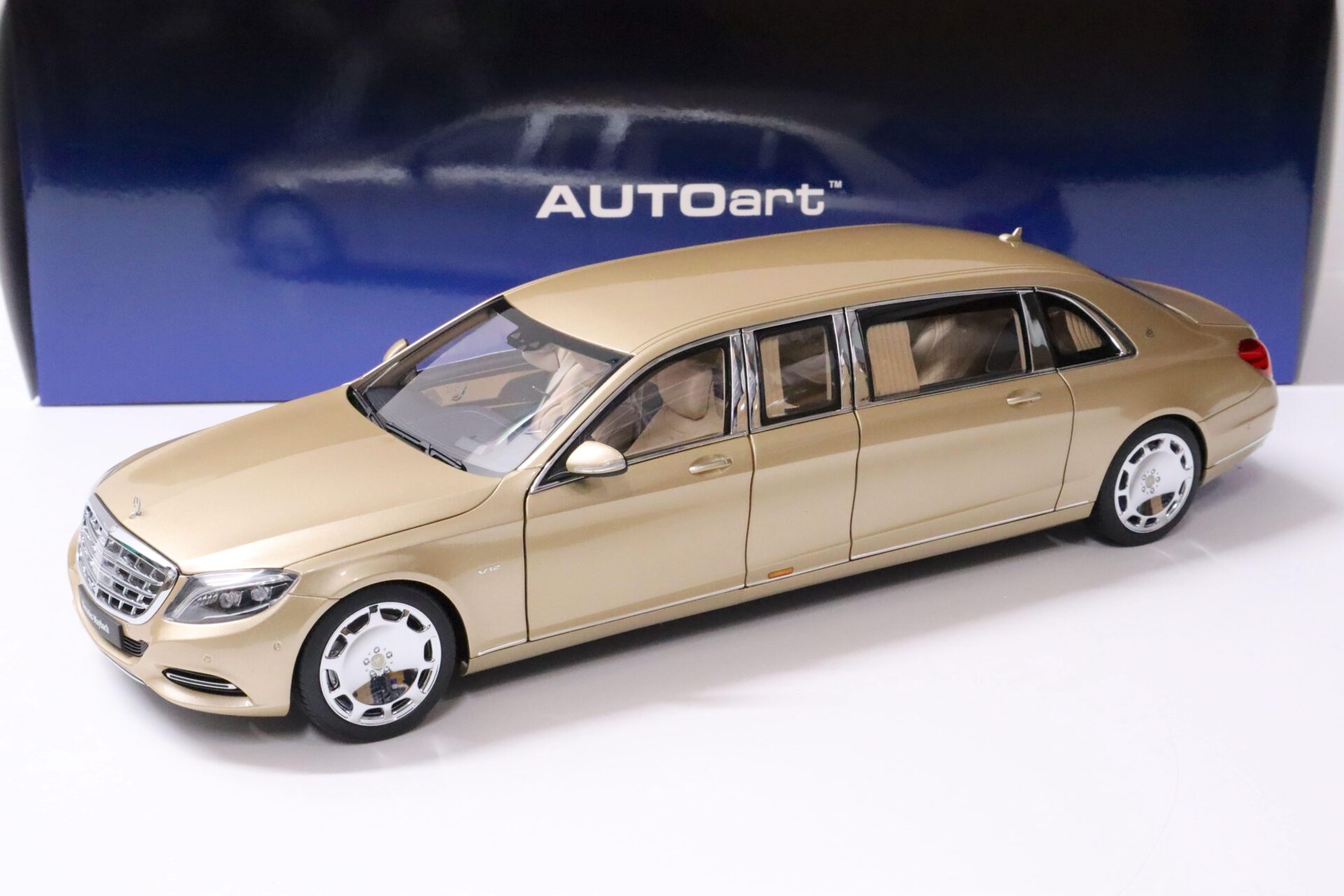 ID 62108 orig 1.jpg 1:18 AUTOart Mercedes - Maybach S600 S-Klasse Pullman Limousine gold