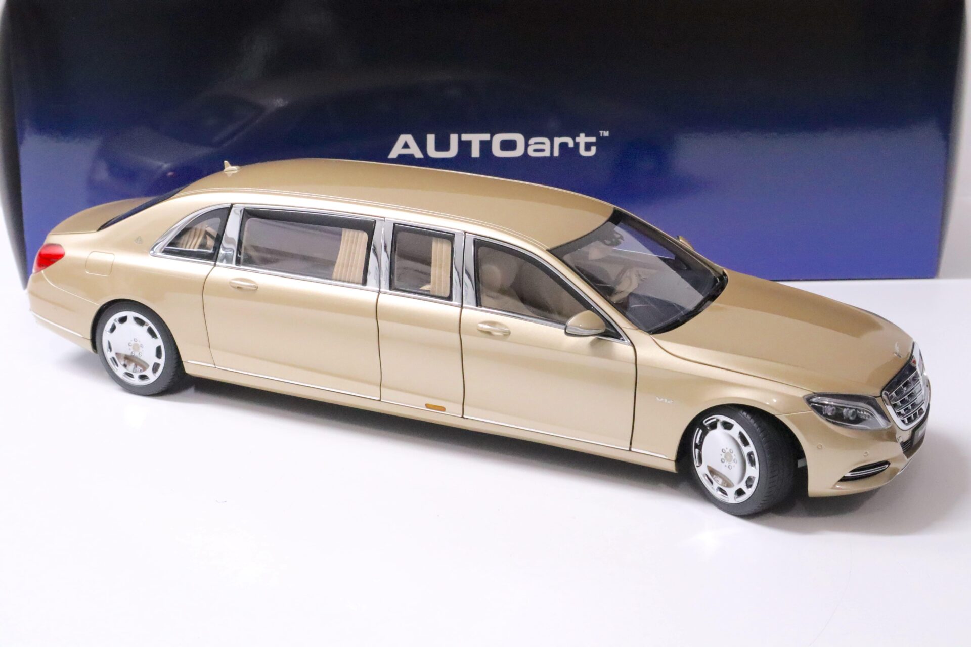 1:18 AUTOart Mercedes - Maybach S600 S-Klasse Pullman Limousine gold