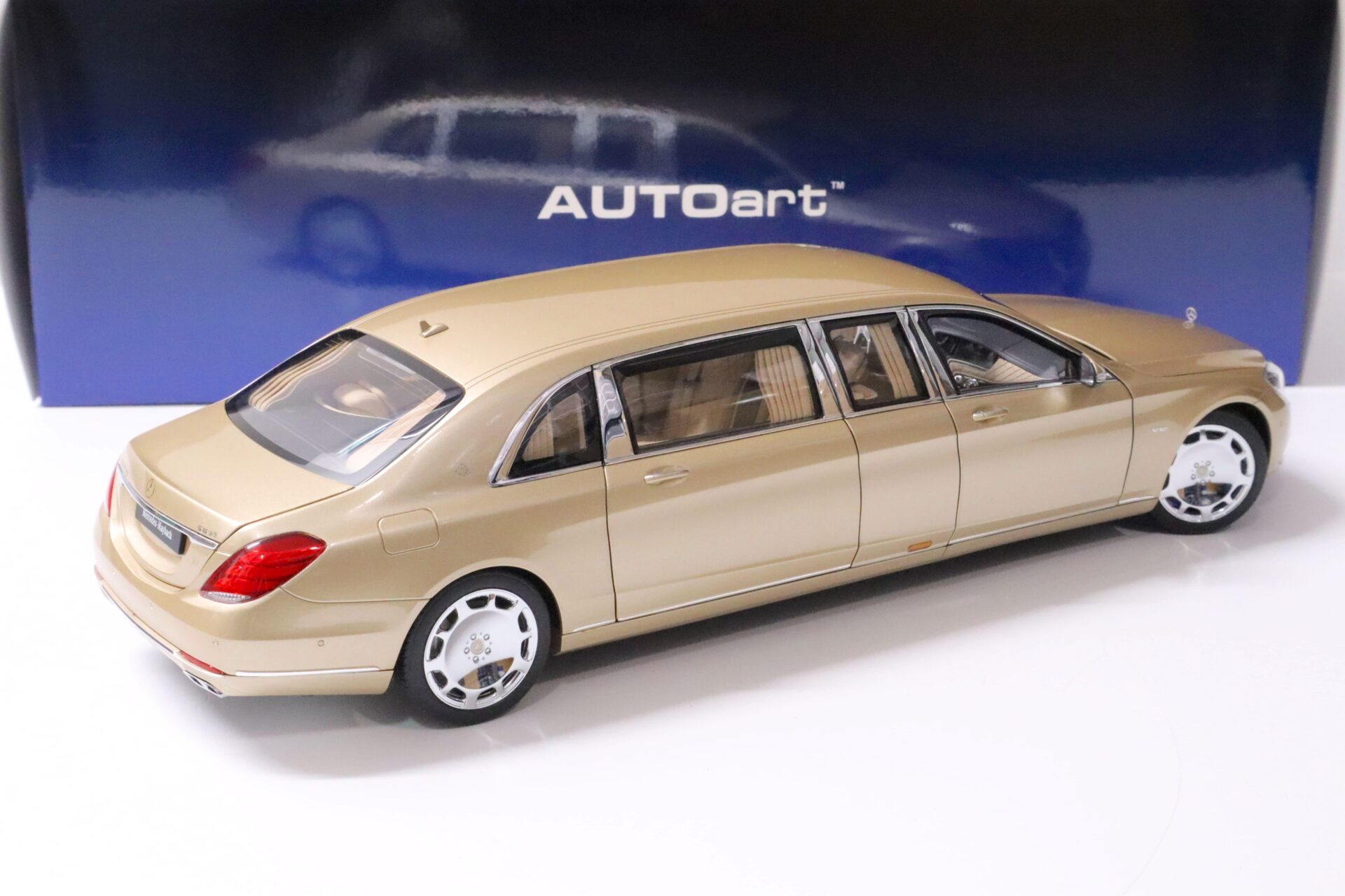 1:18 AUTOart Mercedes - Maybach S600 S-Klasse Pullman Limousine gold