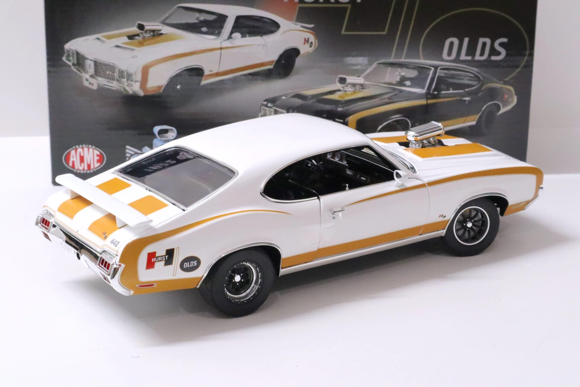 1:18 ACME 1972 Oldsmobile 442 Coupe HURST Drag Outlaw white/ gold