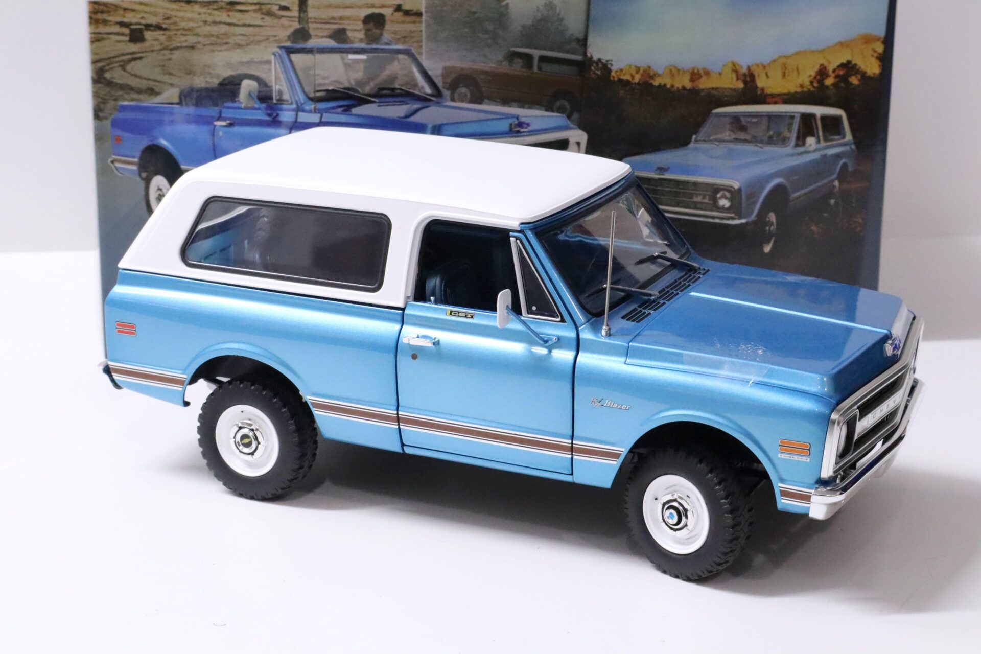 1:18 ACME 1970 Chevrolet K5 Blazer with removable Hardtop blue/ white