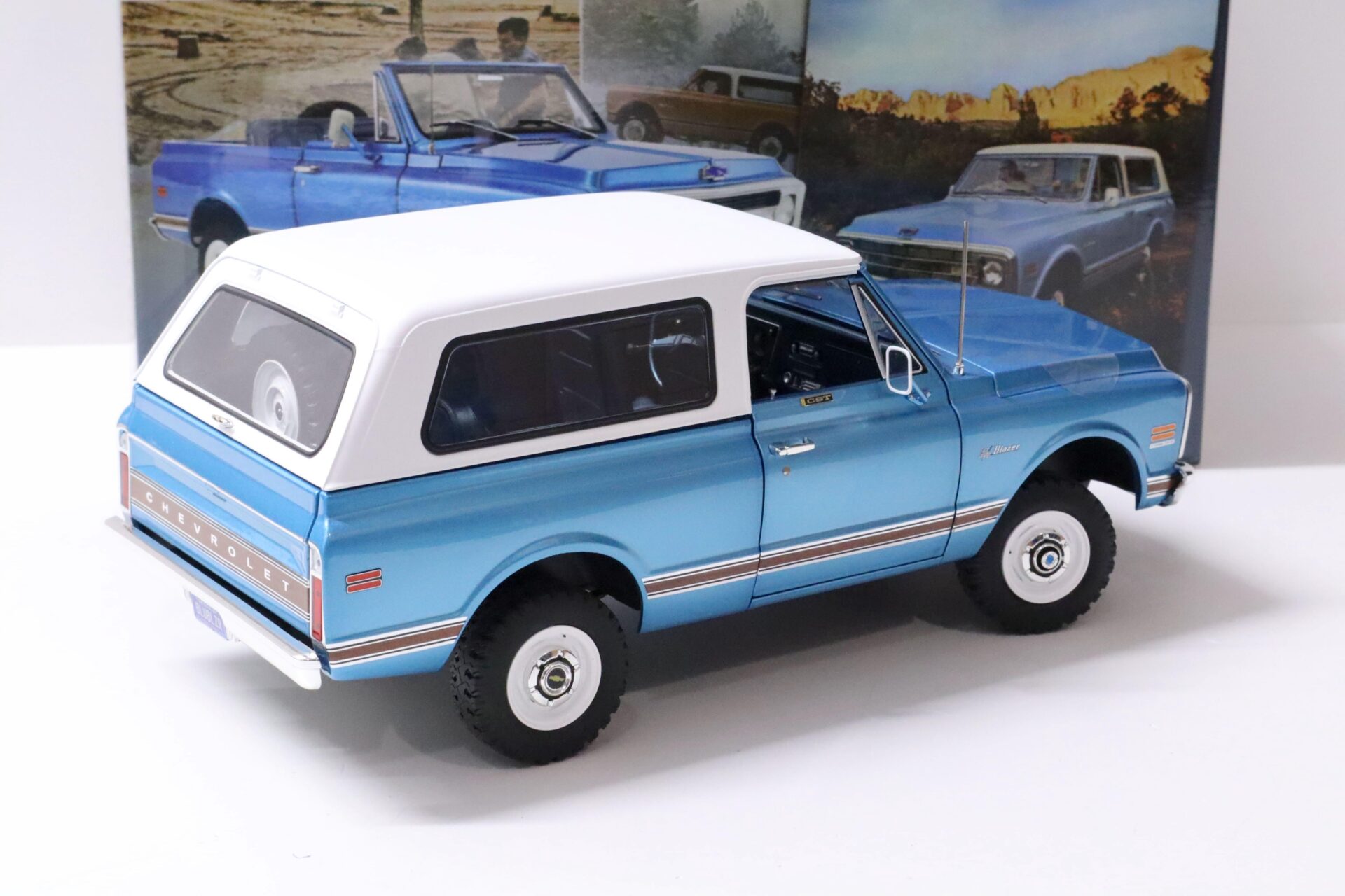 1:18 ACME 1970 Chevrolet K5 Blazer with removable Hardtop blue/ white