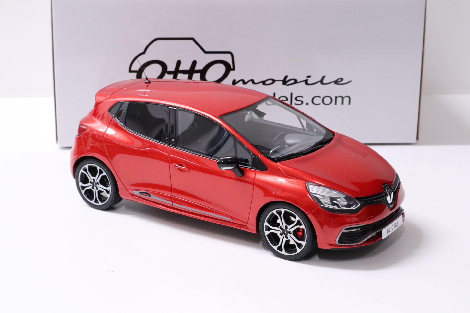 1:18 OTTO mobile OT926 Renault Clio 4 RS Trophy 220 EDC red metallic 2016