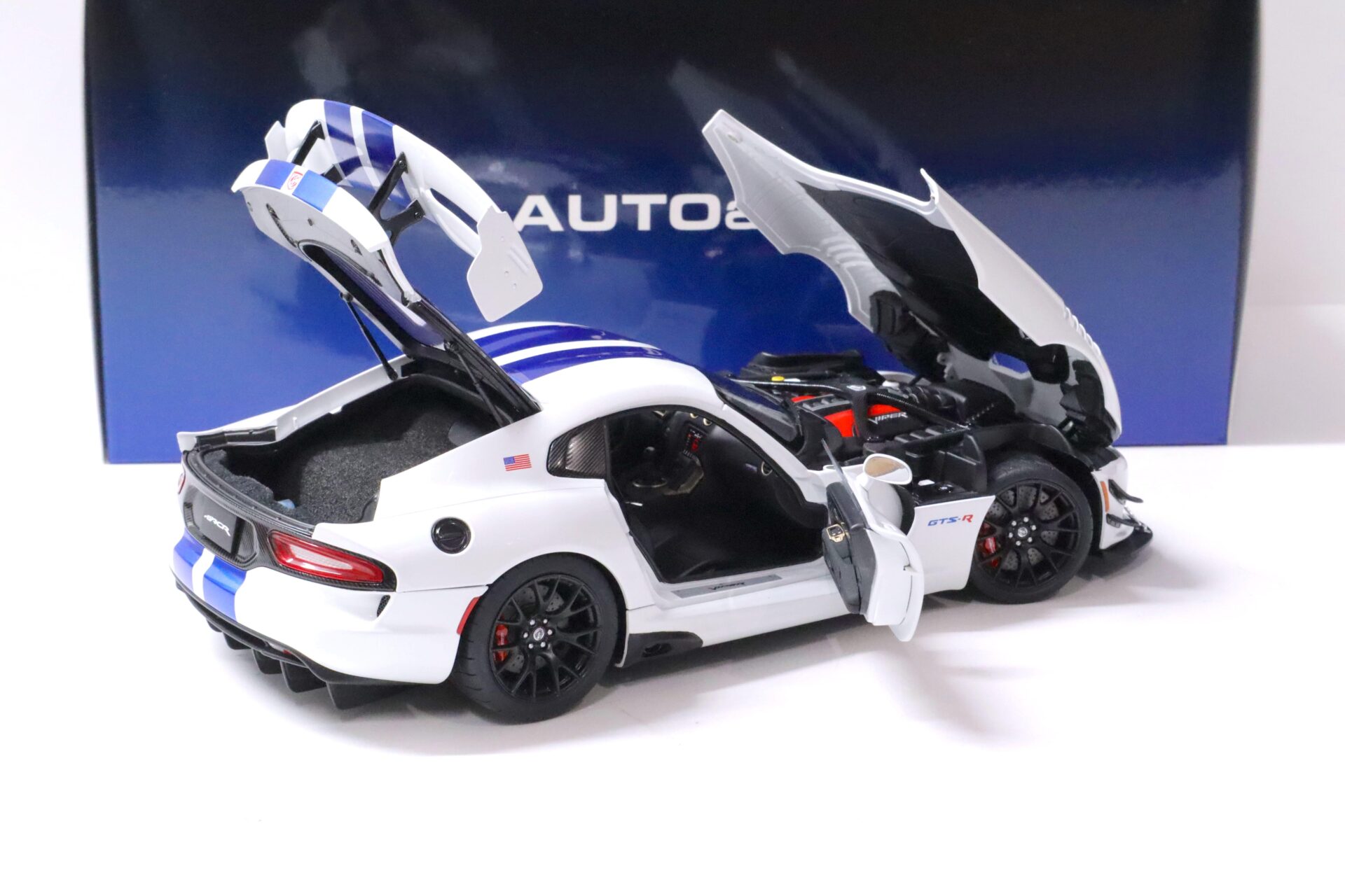 1:18 AUTOart Dodge Viper GTS-R Commemorative Edition ACR 2017 pearl white/ blue stripes