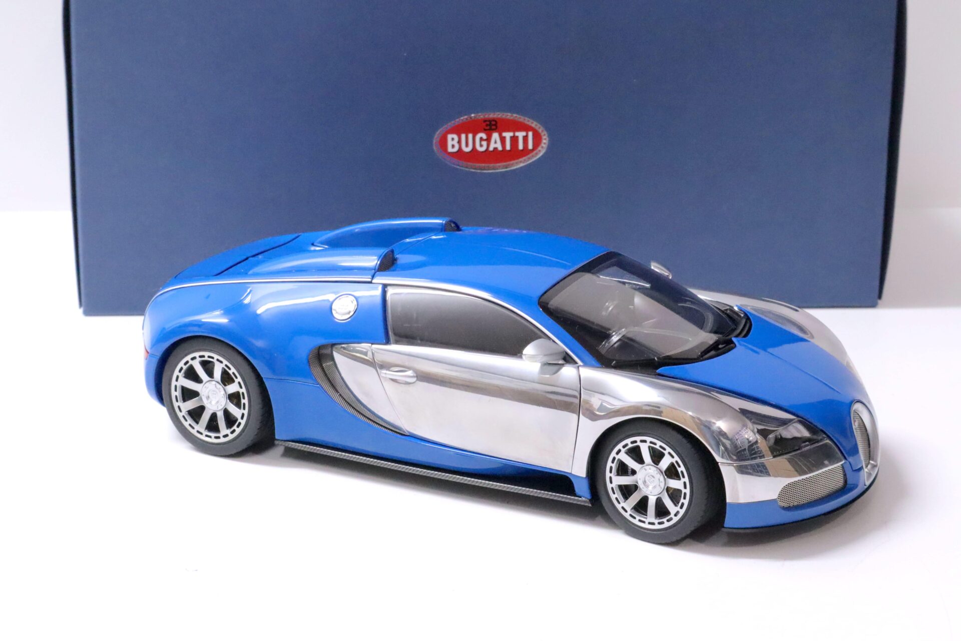 1:18 AUTOart Bugatti Veyron LÂ´Edition Centenaire French blue/ Jean-Pierre Wimille