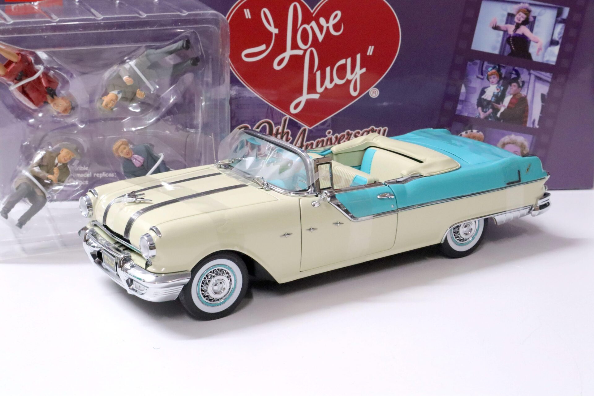 ID 62384 orig.jpg 1:18 Sun Star 1955 Pontiac Star Chief Convertible *I LOVE LUCY* Nautilus blue/ white
