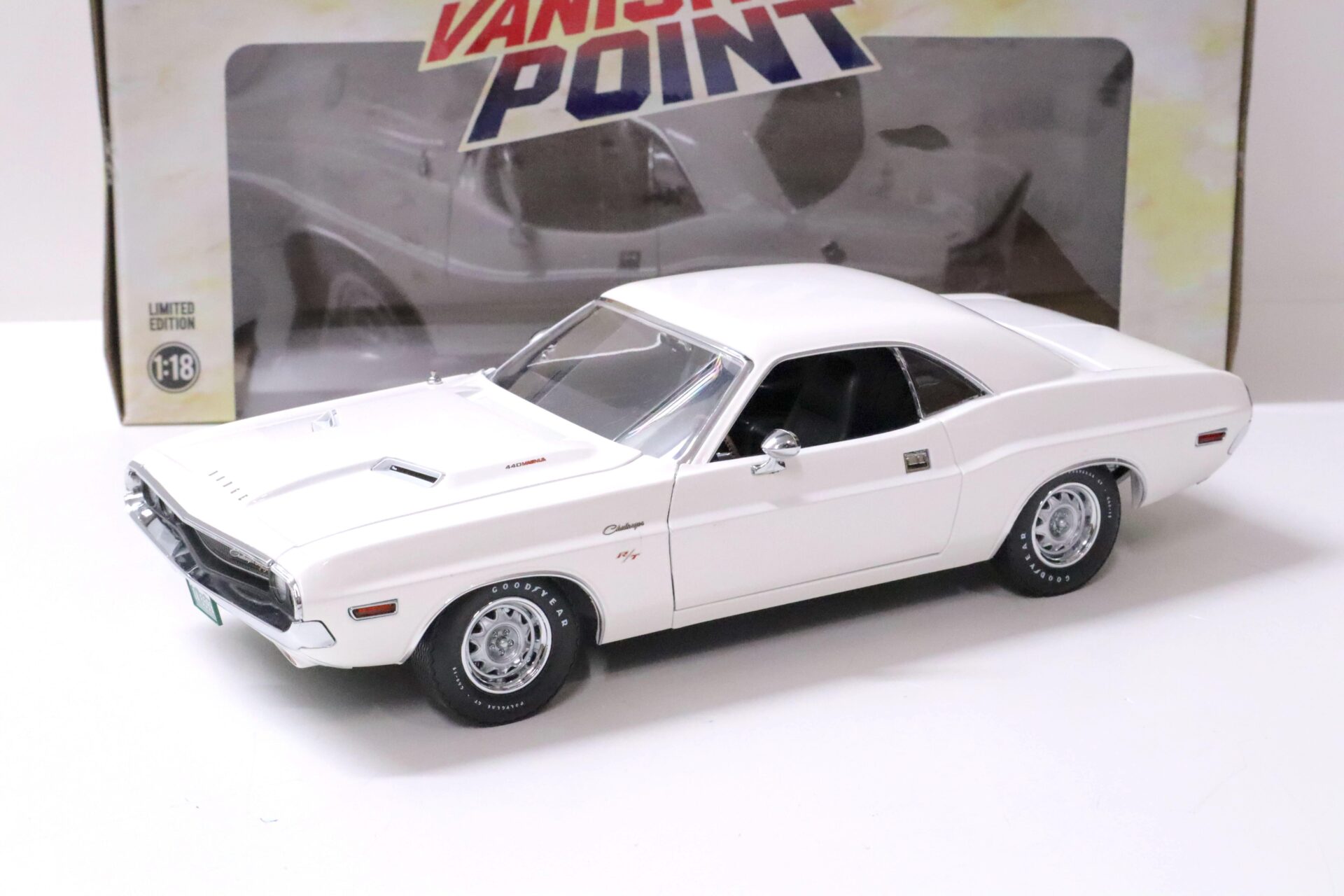 ID 62397 orig 1.jpg 1:18 Greenlight 1970 Dodge Challenger R/T Coupe *VANISHING POINT* white