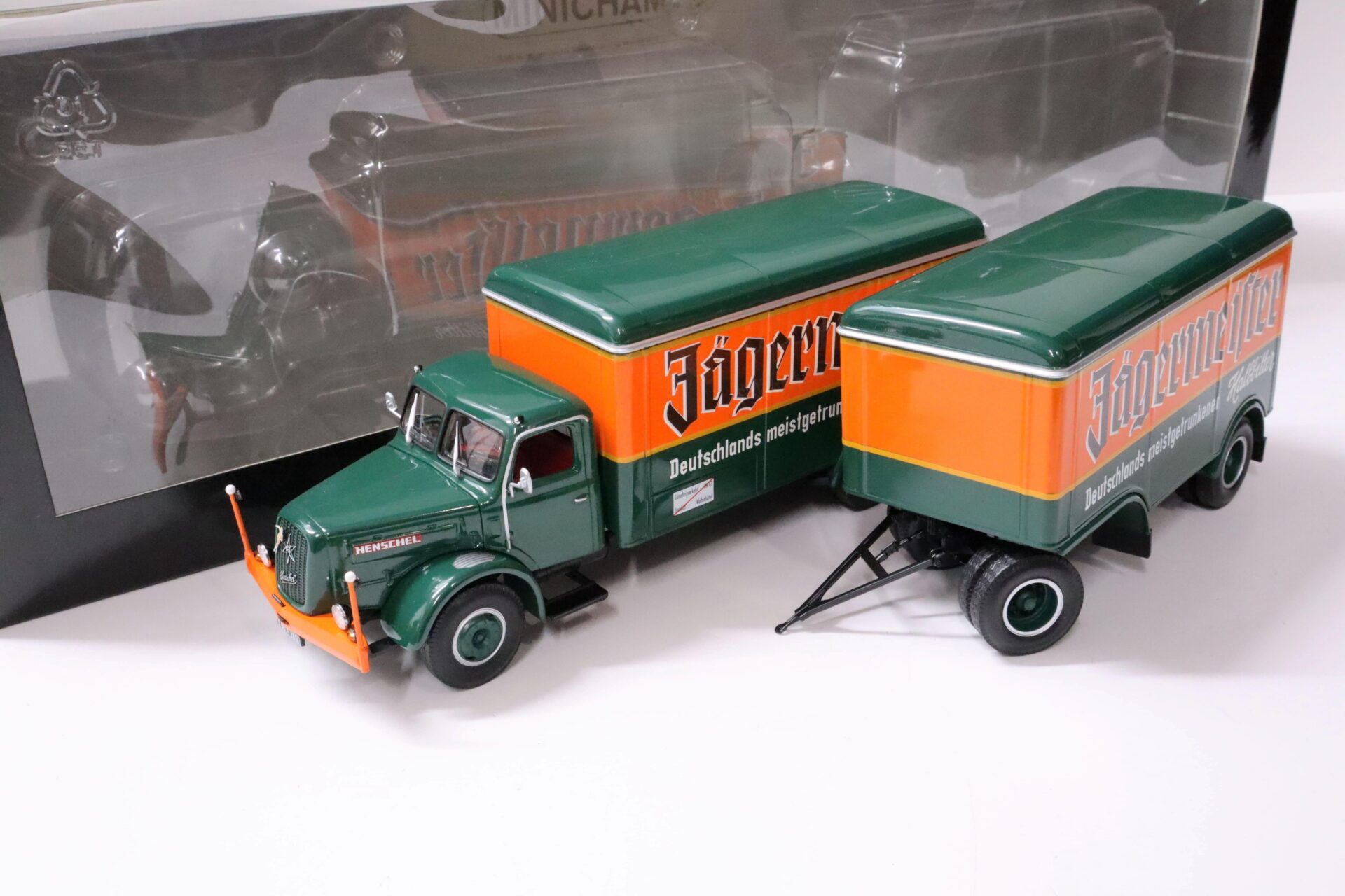 ID 62517 orig.jpg 1:43 Minichamps Henschel HS 140 Kofferzug *Jägermeister* green/ orange