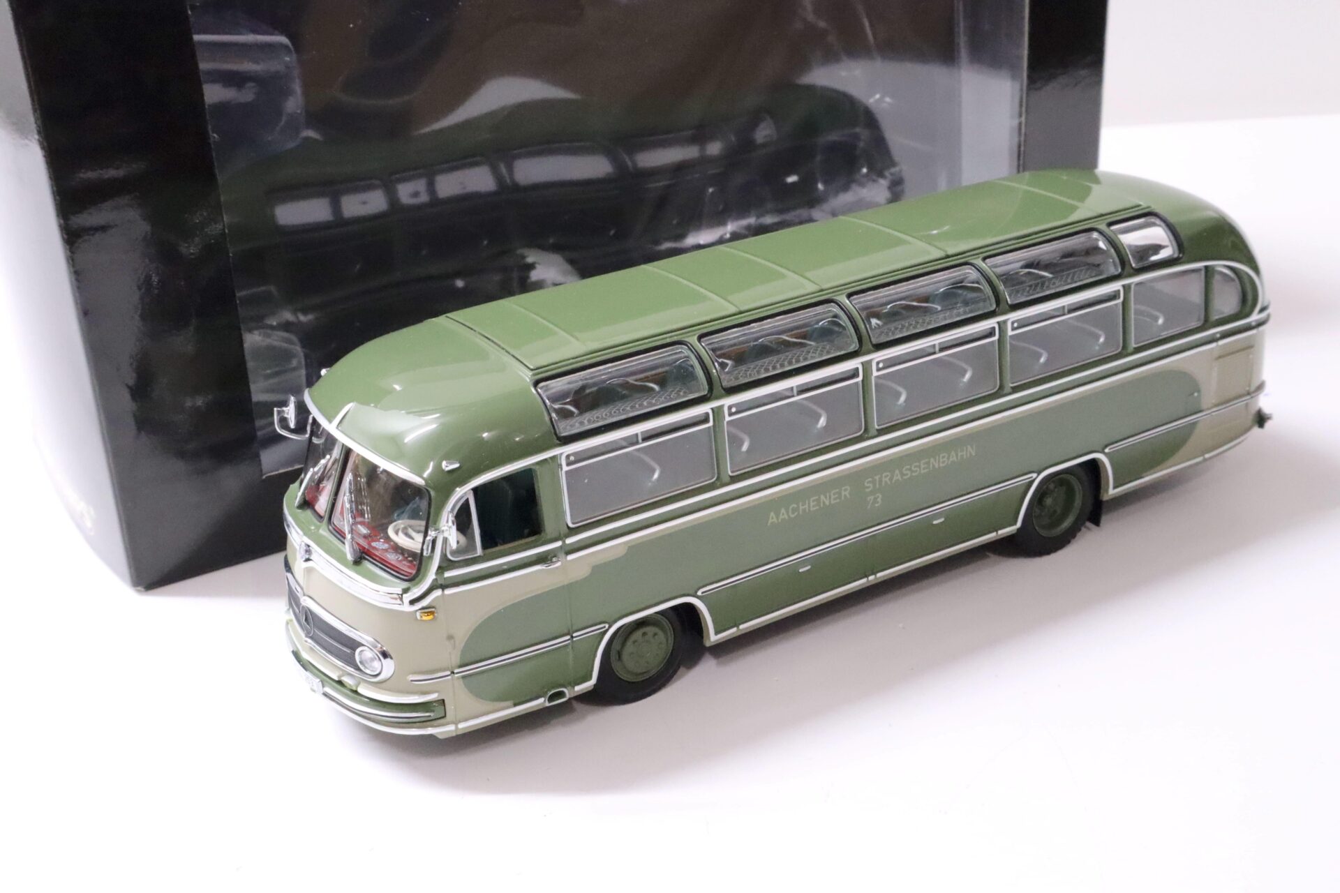 ID 62532 orig.jpg 1:43 Minichamps Mercedes O 321 H Bus Aachener Straßenbahn green