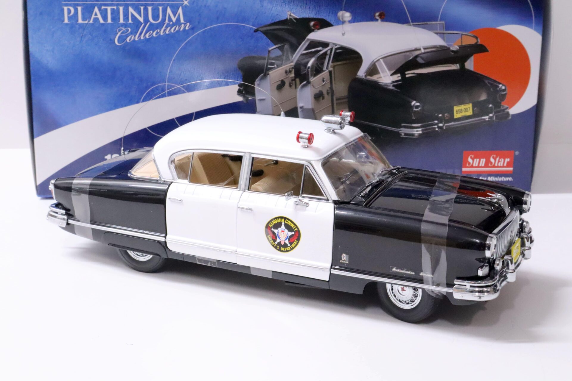 1:18 Sun Star 1952 Nash Ambassador Airflyte Police Car Country Sheriff white/ black