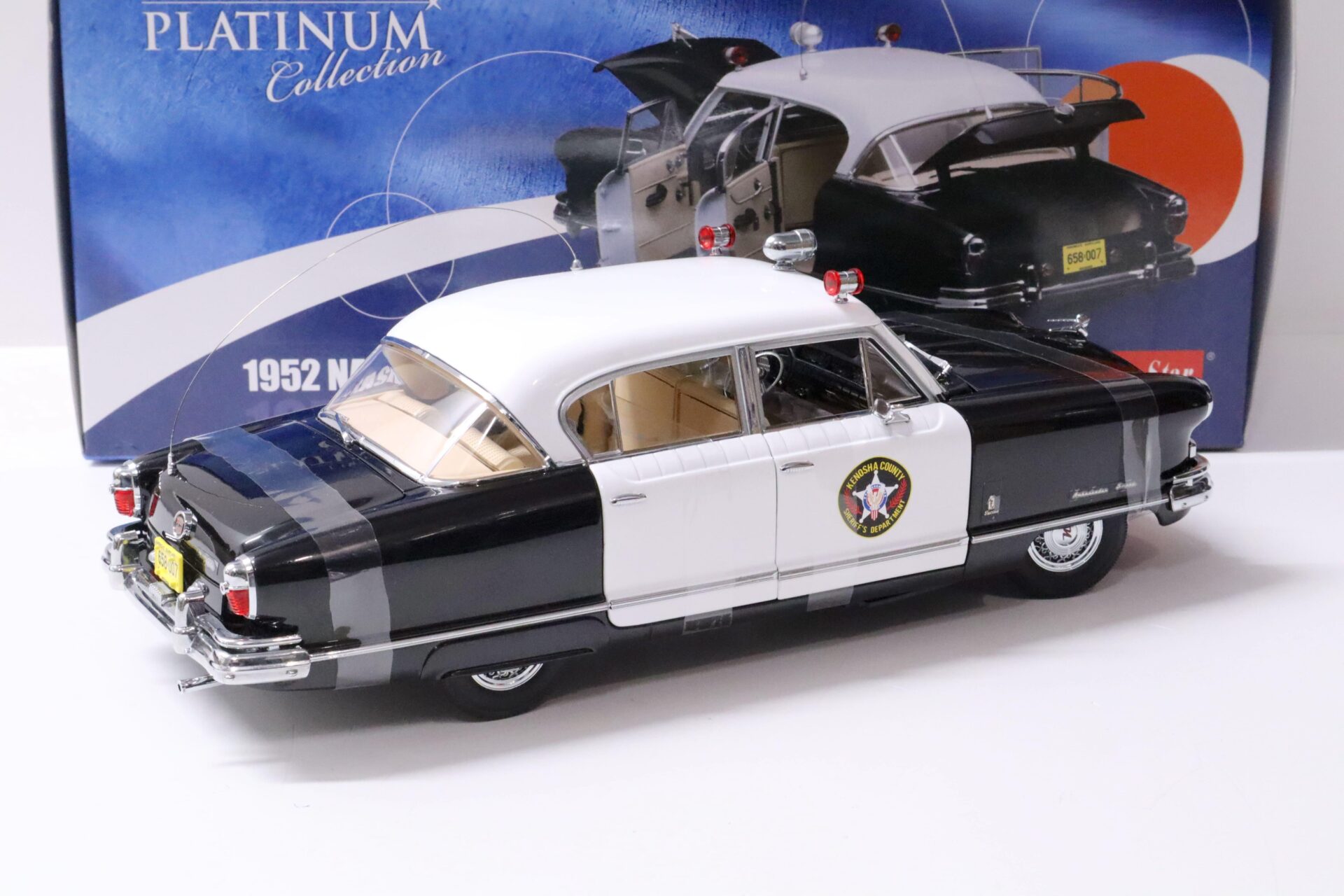 1:18 Sun Star 1952 Nash Ambassador Airflyte Police Car Country Sheriff white/ black