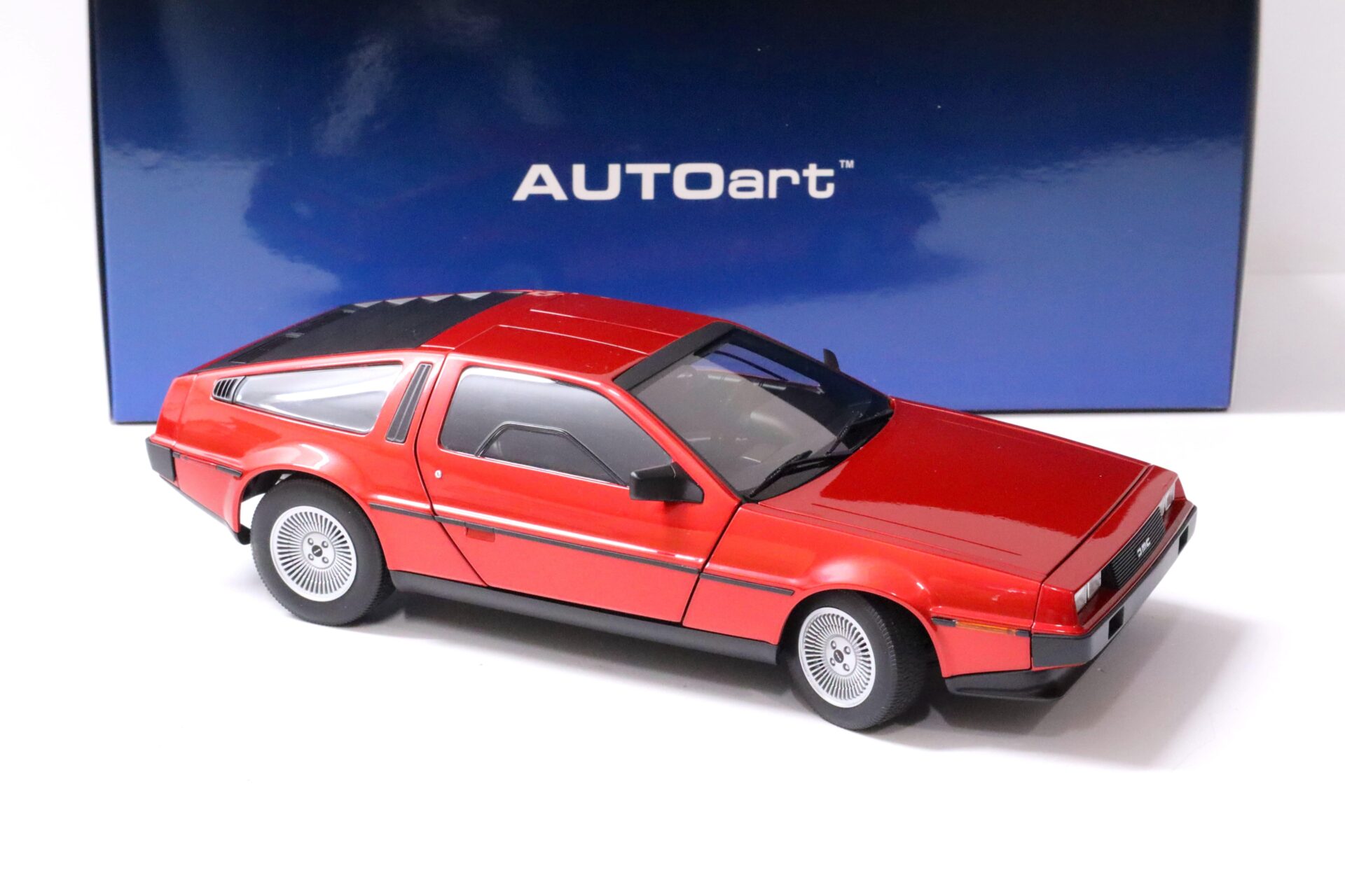 1:18 AUTOart Delorean DMC-12 Coupe metallic red 1981