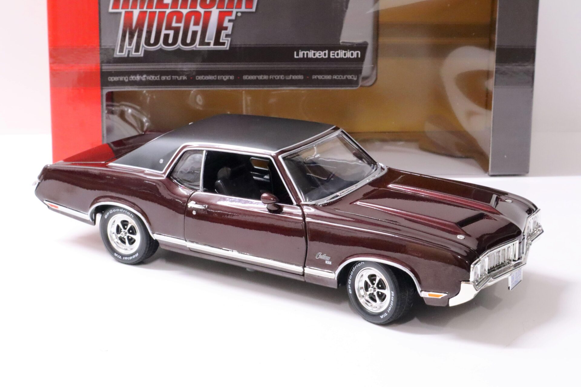 1:18 Auto World 1970 Oldsmobile Cutlass SX "Class of 1970" burgundy dark red
