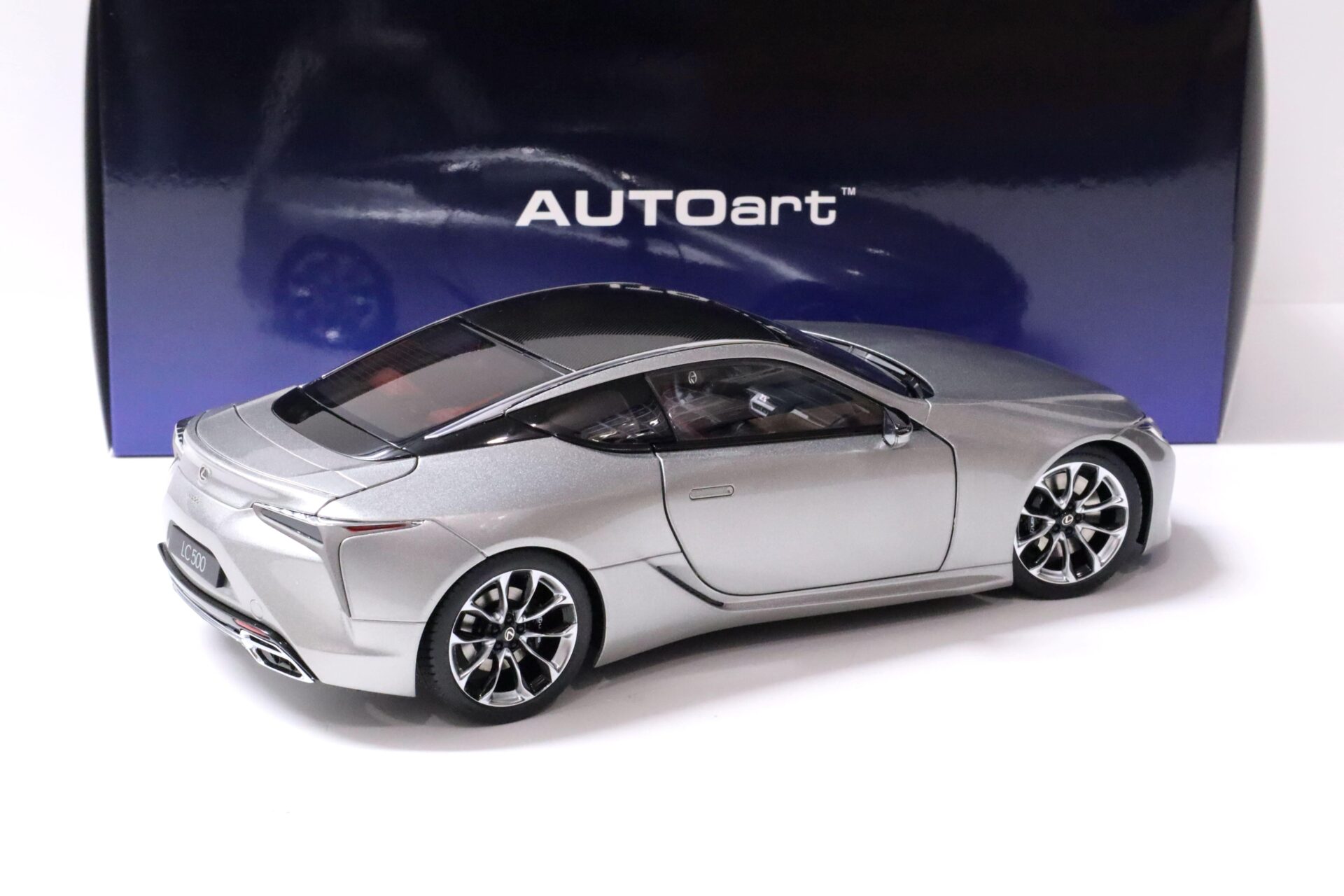 1:18 AUTOart Lexus LC500 Coupe Sonic Titanium/ dark rose interior