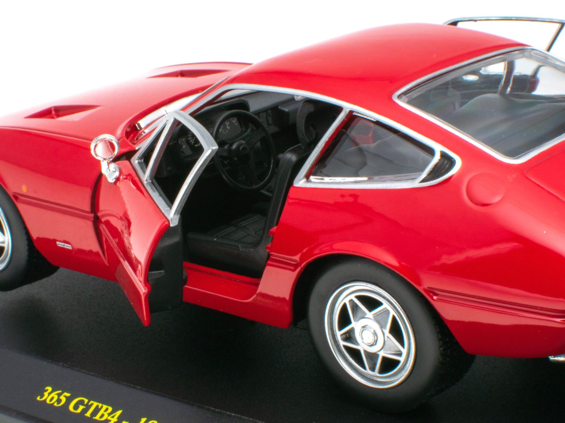 1:24 Hachette Bburago Ferrari Collection Ferrari 365 GTB4 red 1968 with display