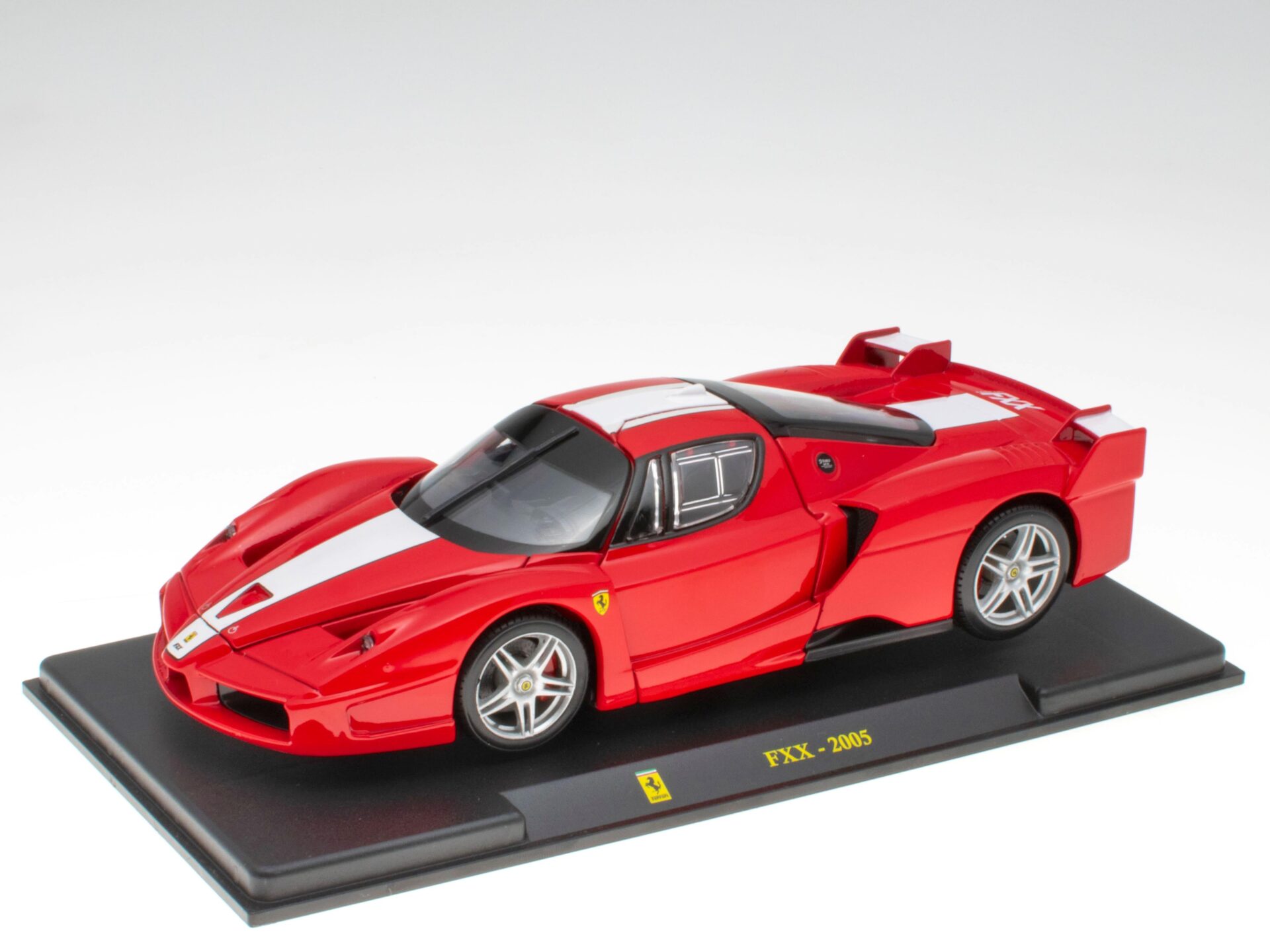 ID 63250 orig.jpg 1:24 Hachette Bburago Ferrari Collection Ferrari FXX red/ white 2005 with display
