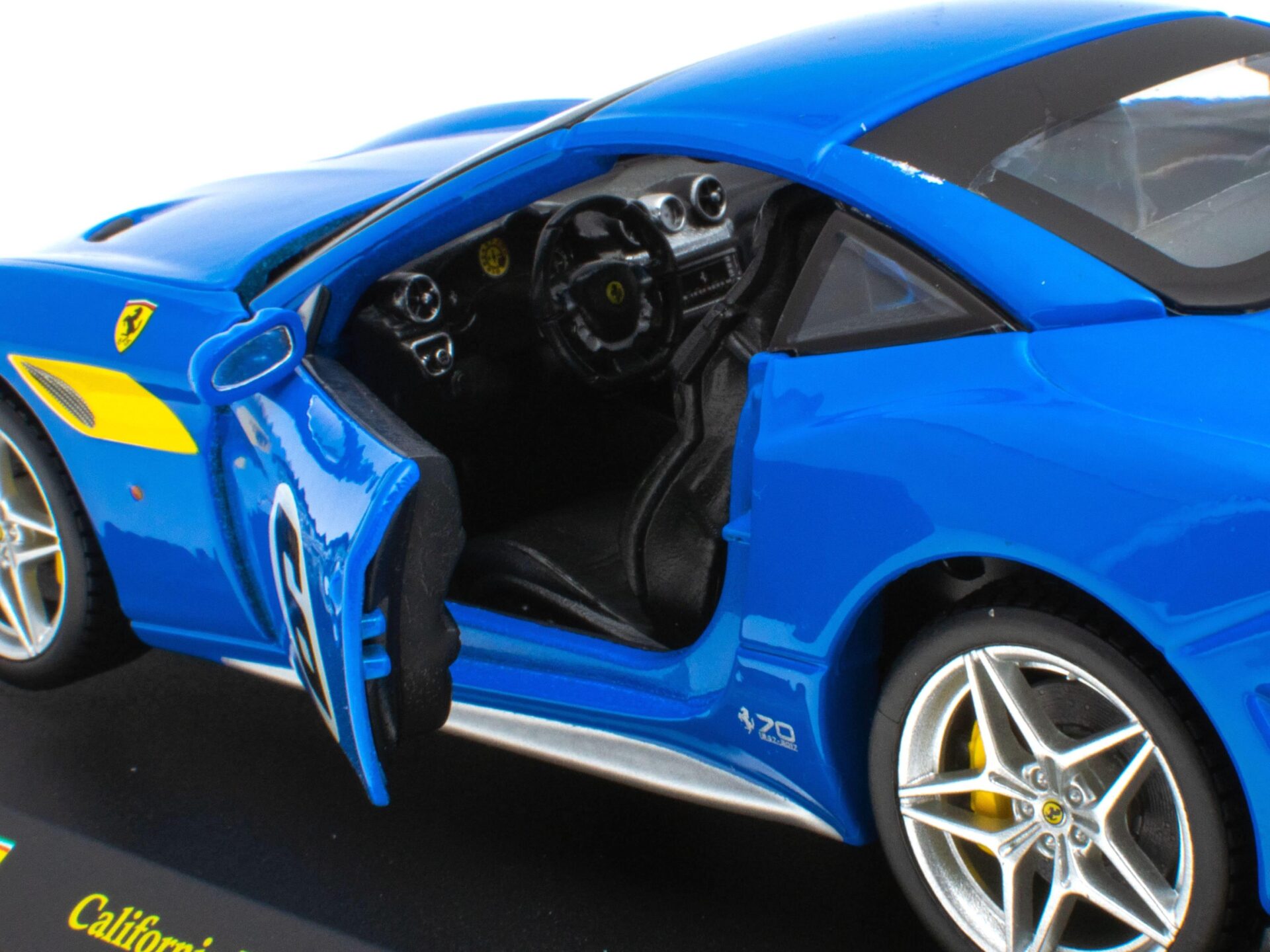 1:24 Hachette Bburago Ferrari Collection Ferrari California T blue with display