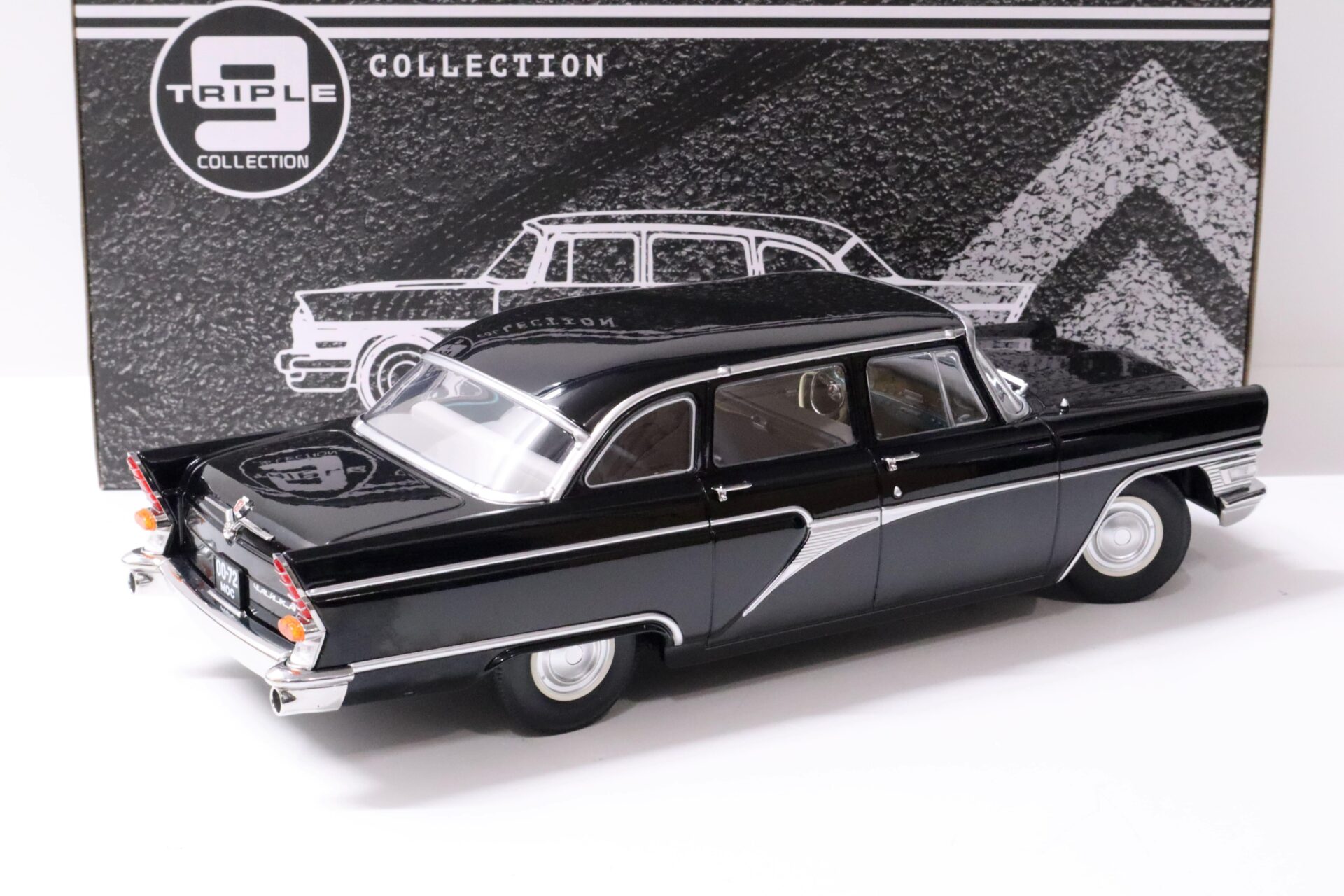 1:18 Triple9 1959 GAZ 13 Seagull Limousine black Die-Cast