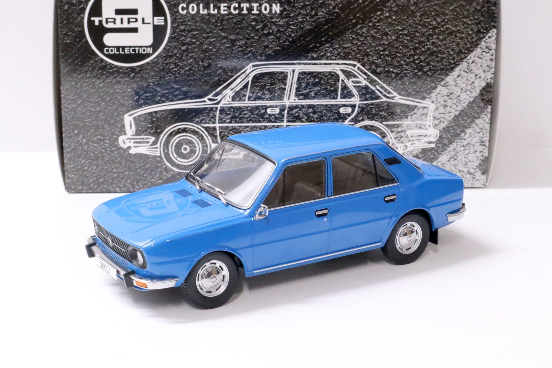 1:18 Triple9 1976 Skoda 105L Sedan blue Die-Cast