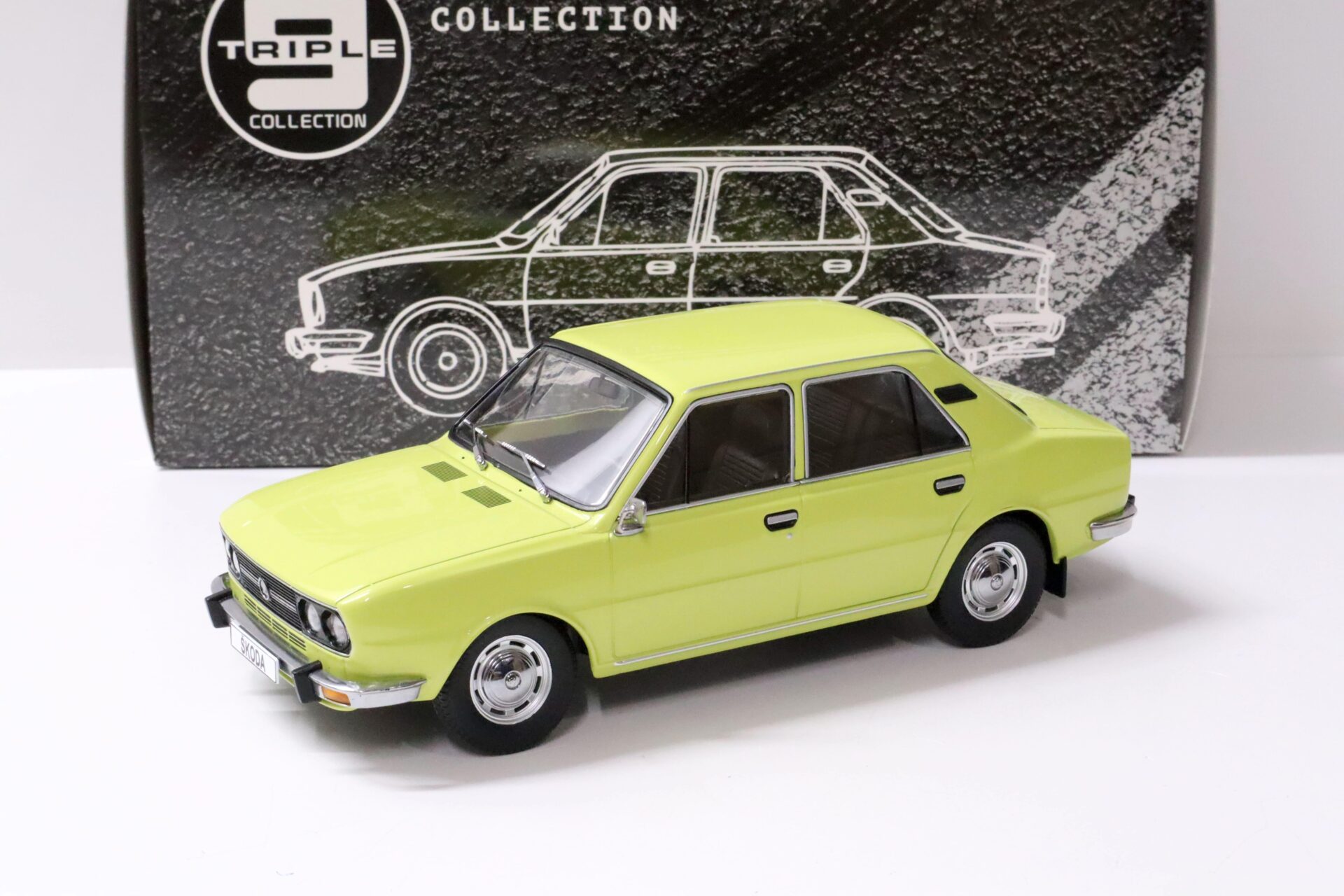 ID 63341 orig 1.jpg 1:18 Triple9 1976 Skoda 120LS Sedan yellow Die-Cast