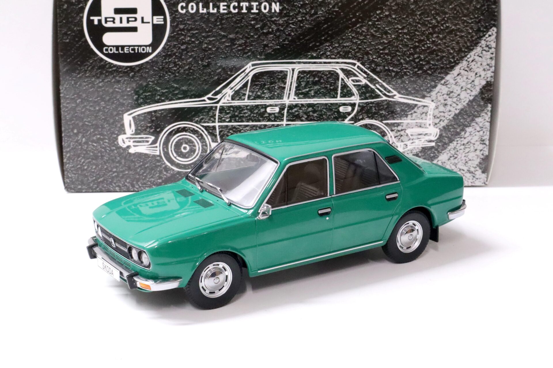ID 63345 orig 1.jpg 1:18 Triple9 1976 Skoda 120LS Sedan green Die-Cast