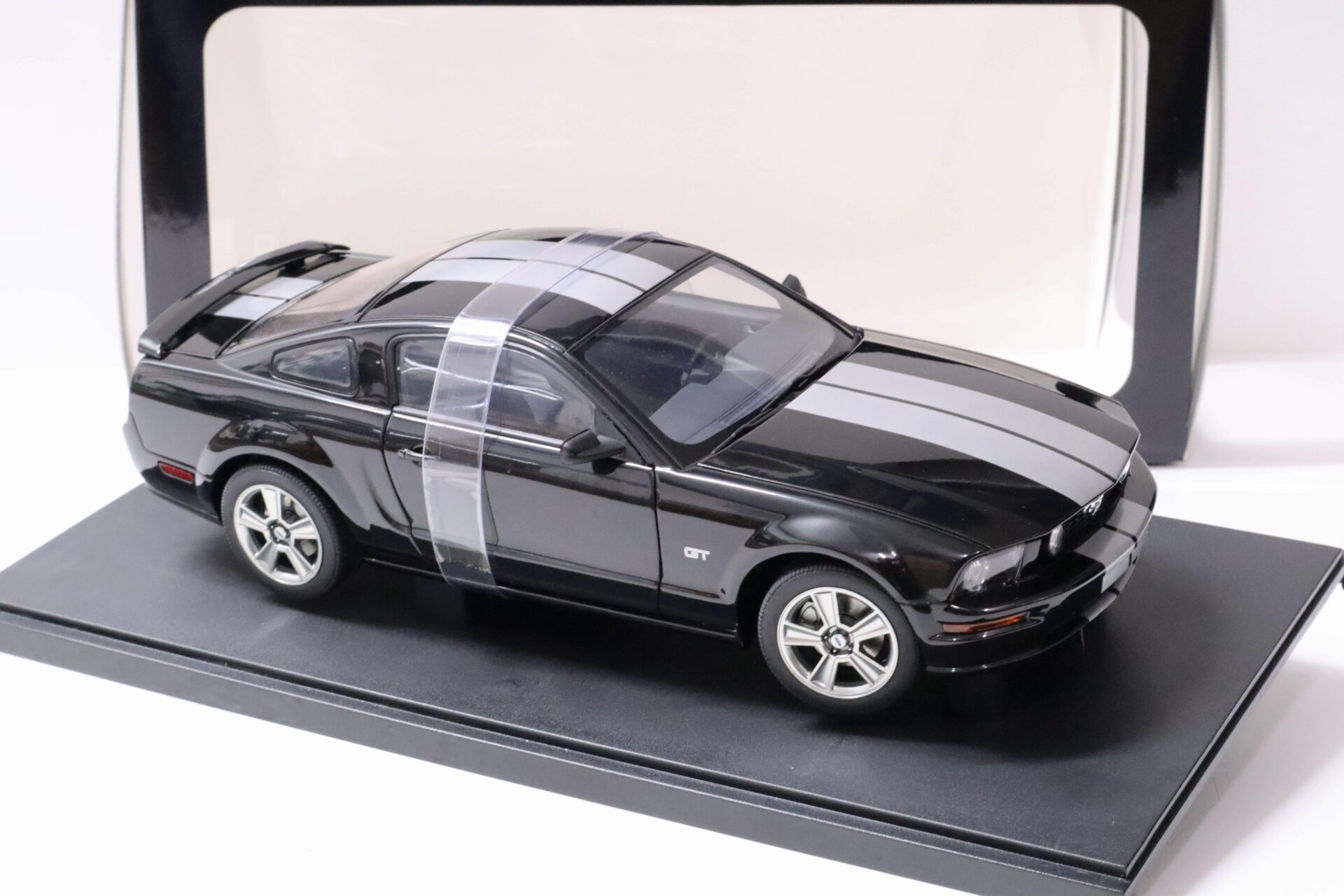 1:18 AUTOart 2005 Ford Mustang GT Production Version black/ silver stripes
