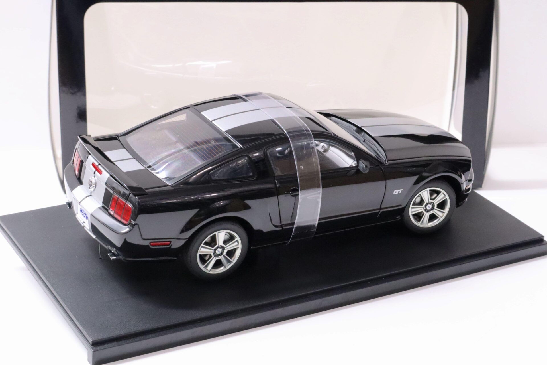1:18 AUTOart 2005 Ford Mustang GT Production Version black/ silver stripes