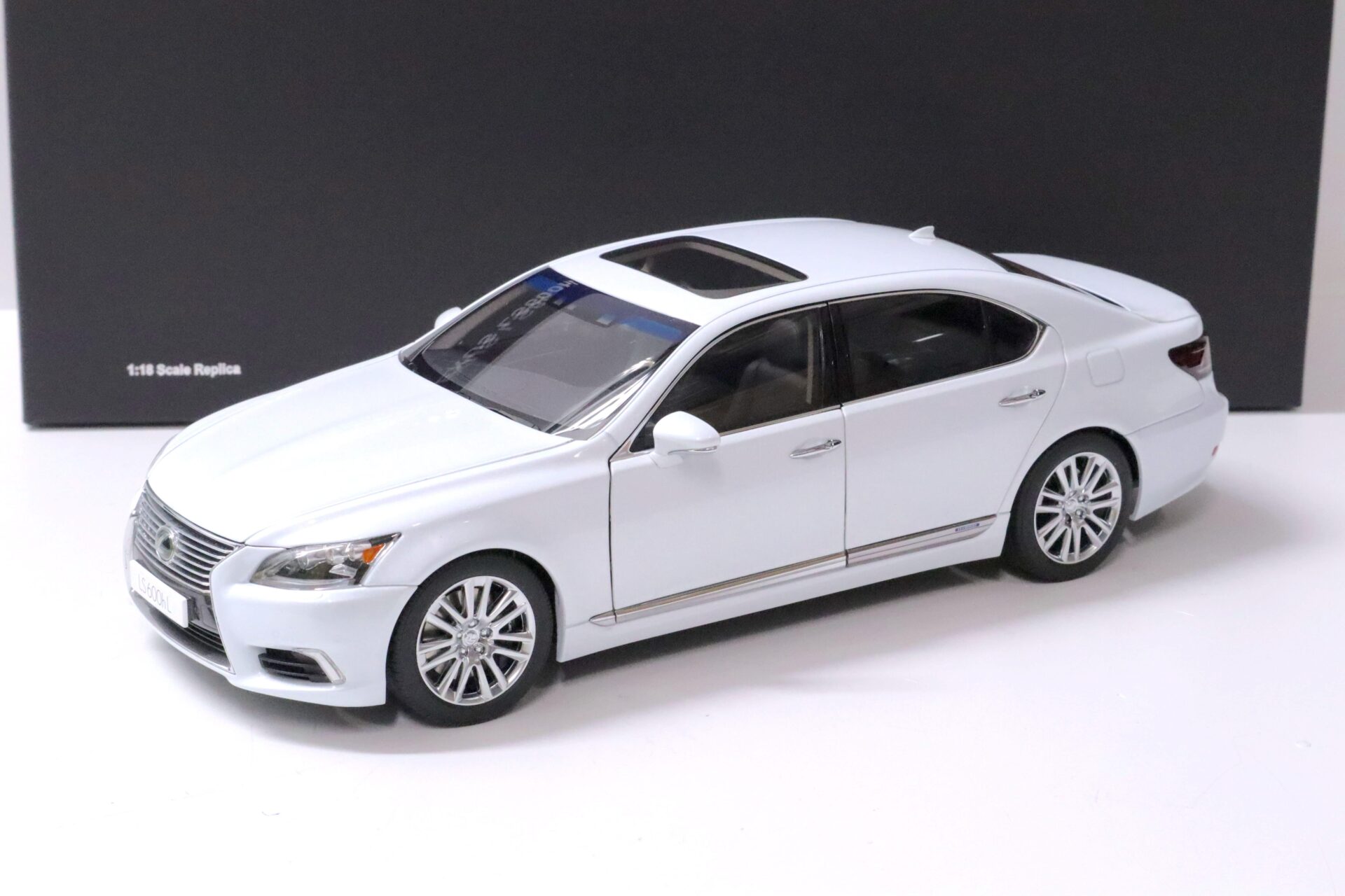 1:18 AUTOart Lexus LS600hL Limousine 2013 white pearl 78843