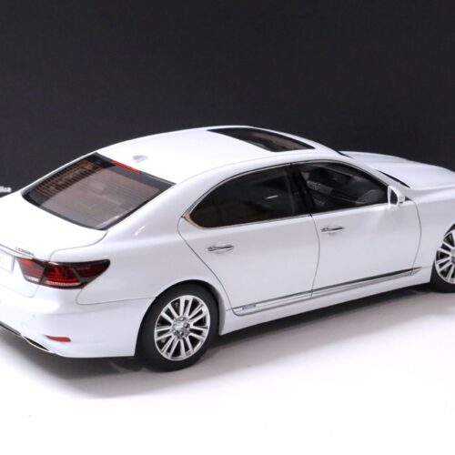 1:18 AUTOart Lexus LS600hL Limousine 2013 white pearl 78843