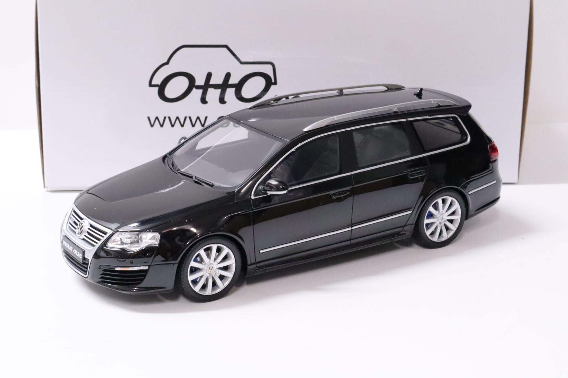 1:18 OTTO mobile OT938 VW Passat R36 Variant B6 deep black pearl 2008