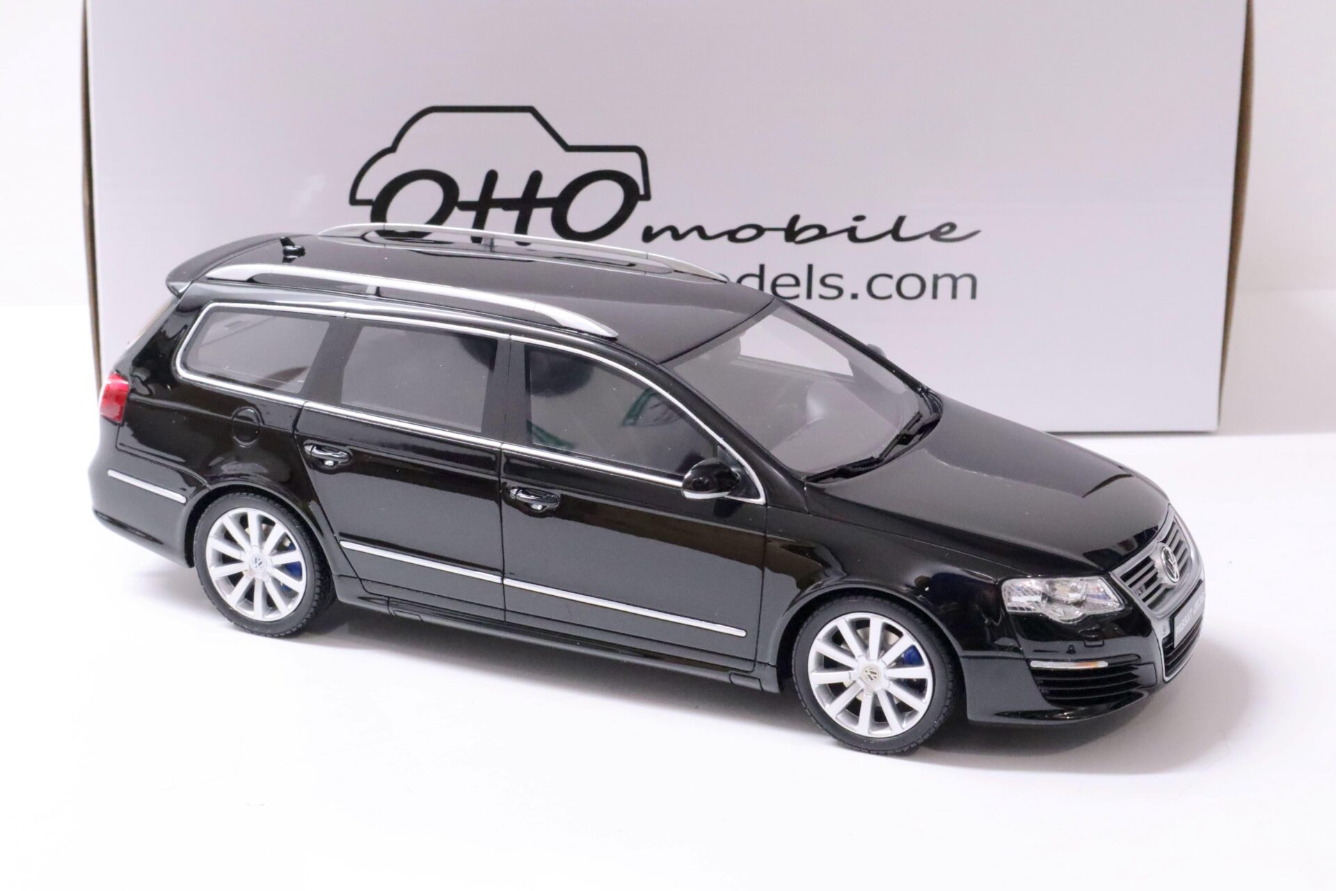 1:18 OTTO mobile OT938 VW Passat R36 Variant B6 deep black pearl 2008