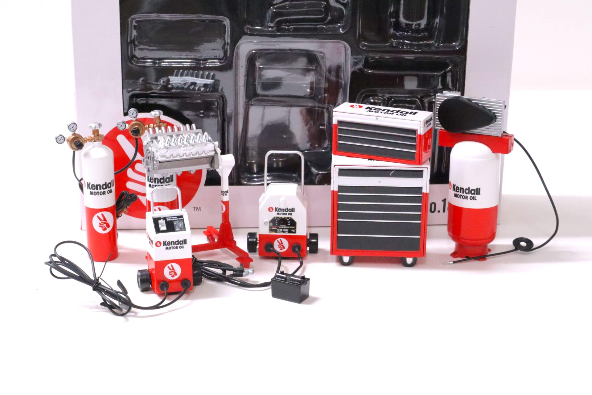ID 63748 orig.jpg 1:18 GMP KENDALL MOTOR OIL SHOP Tool Set #1 Diorama Zubehör red/ white 18962