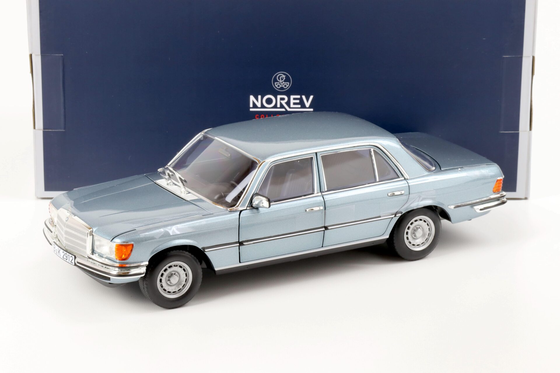 ID 63925 orig 1.jpg 1:18 Norev Mercedes 450 SEL 6.9 Limousine 1976 light blue