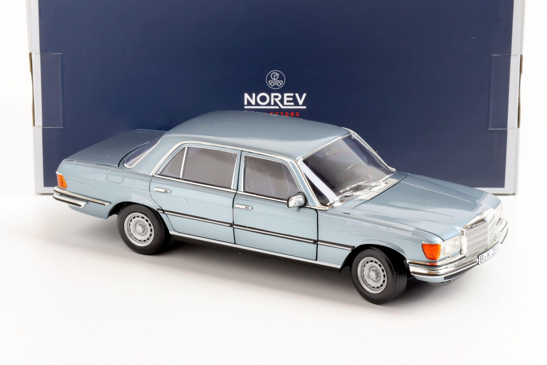 1:18 Norev Mercedes 450 SEL 6.9 Limousine 1976 light blue