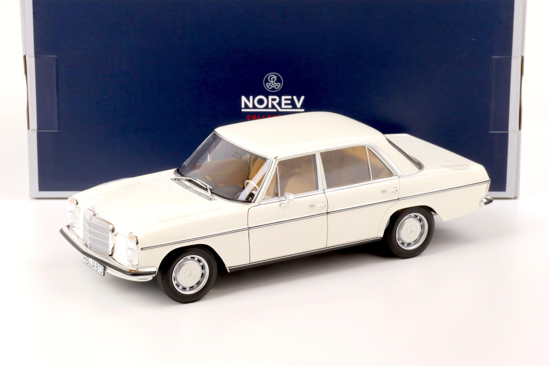 1:18 Norev Mercedes 200 Strich-Acht /8 Limousine W115 white 1968