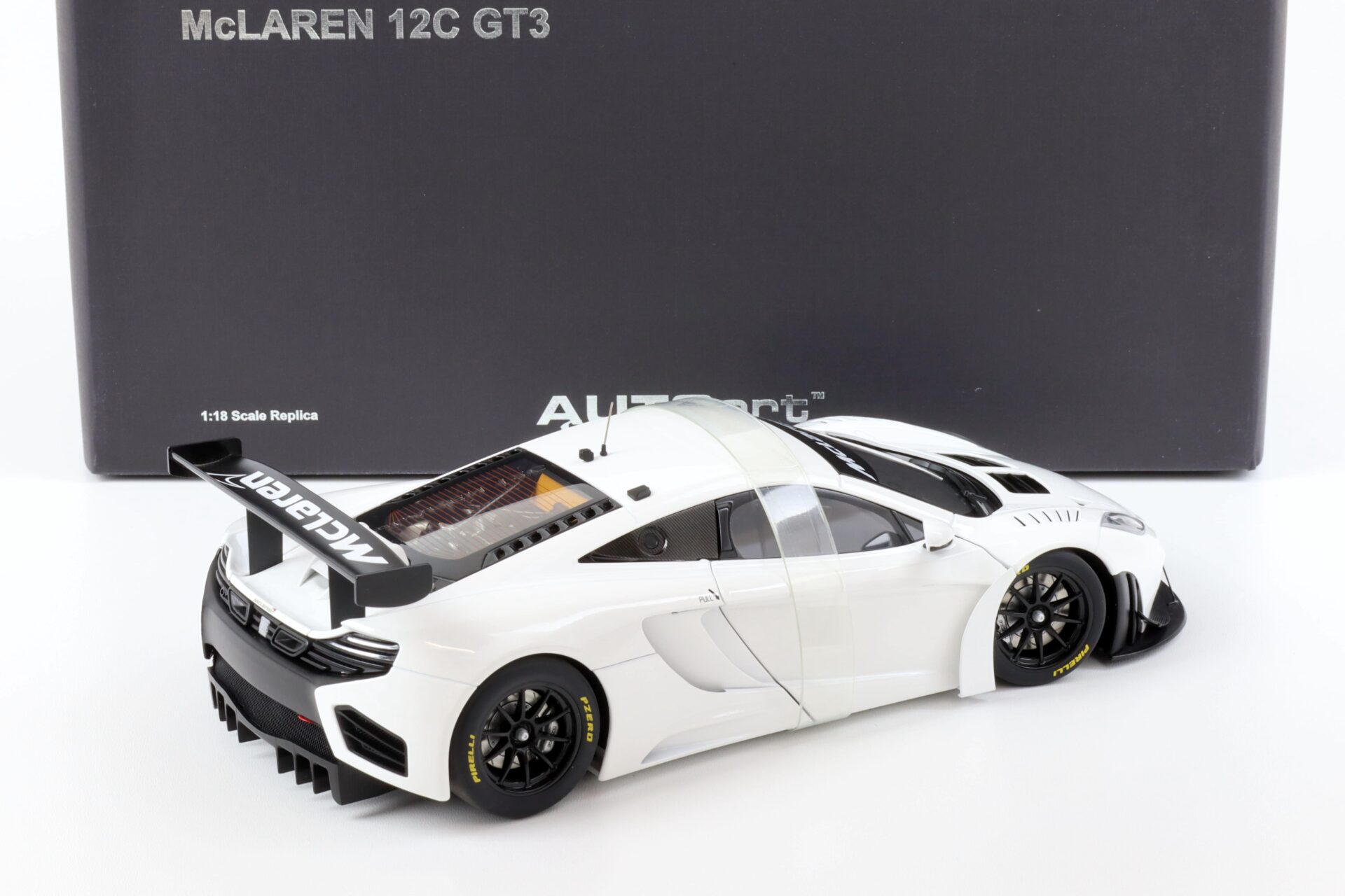 1:18 AUTOart McLAREN 12C GT3 Coupe white 2011