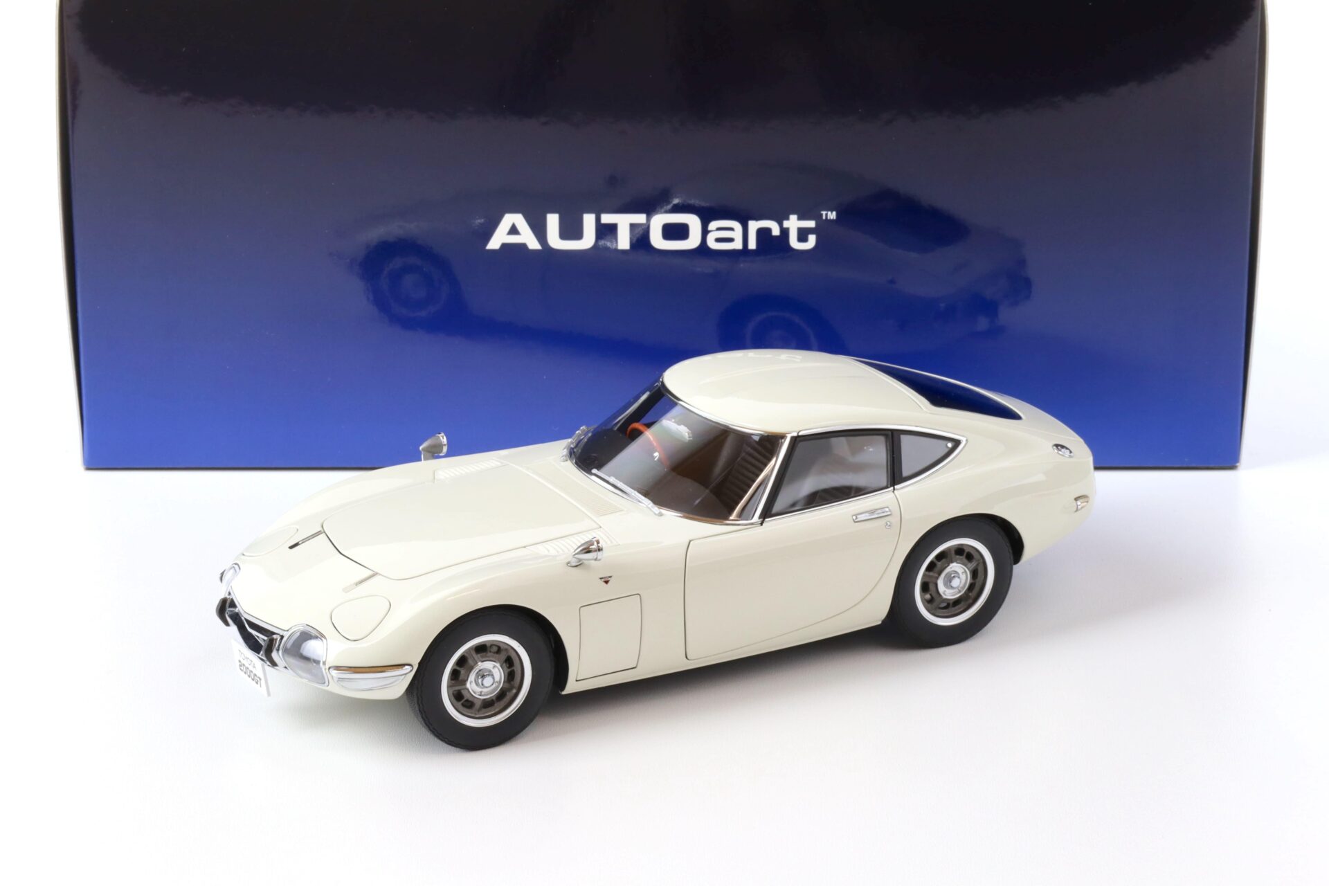 1:18 AUTOart 1965 Toyota 2000GT Coupe white 78753