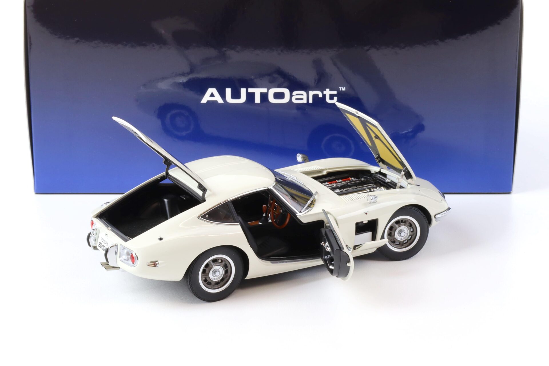 1:18 AUTOart 1965 Toyota 2000GT Coupe white 78753