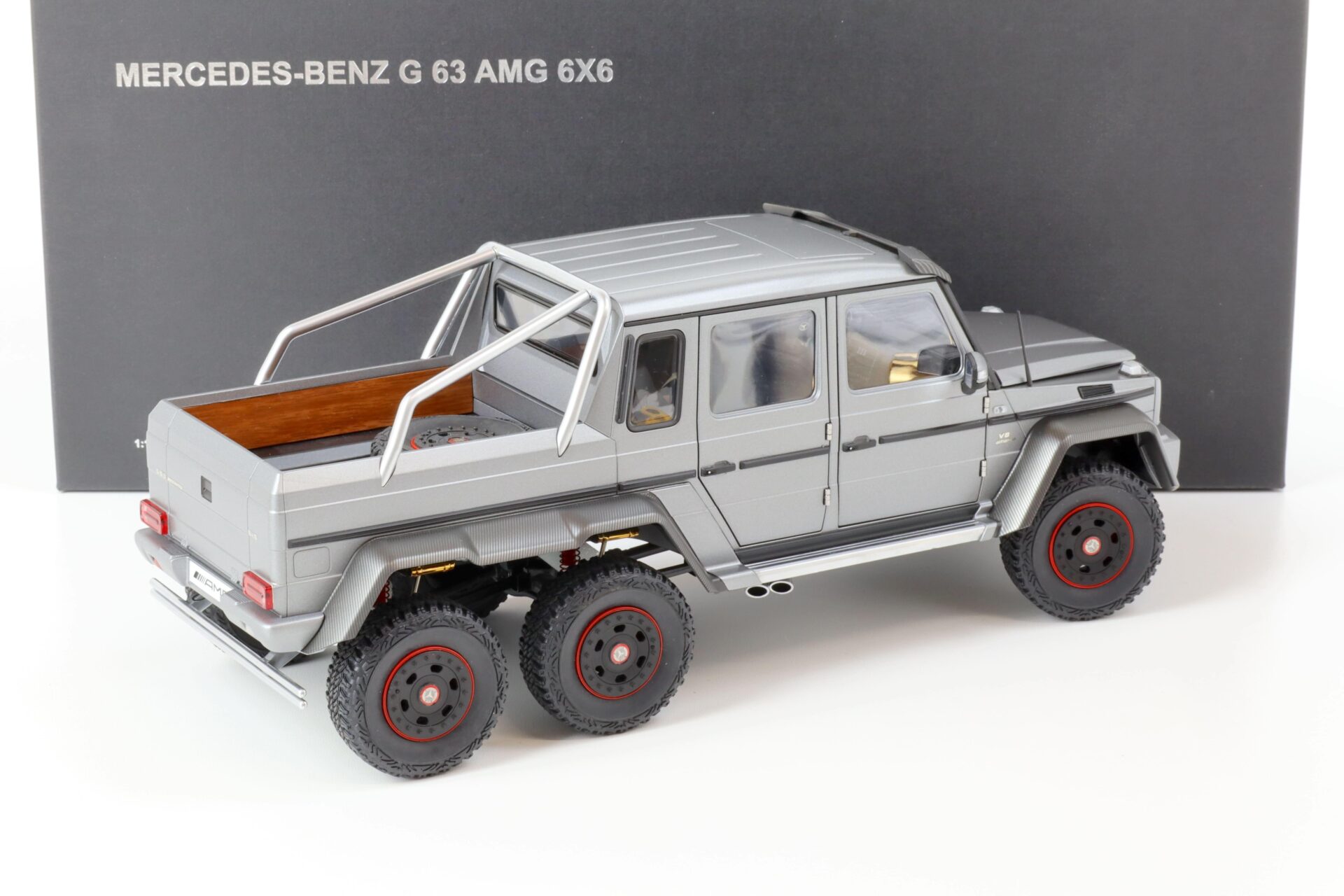 1:18 AUTOart Mercedes G63 AMG 6x6 Designo Platinum Magno 76308